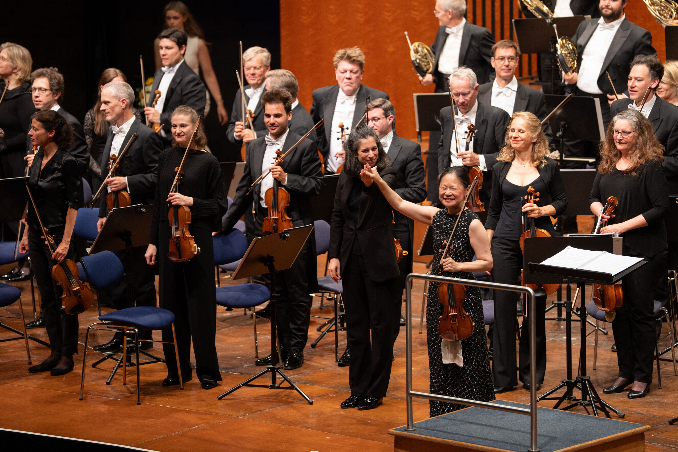 Eröffnungskonzert mit dem Deutschen Symphonie-Orchester Berlin - Dirigentin Marie Jacquot steht beim Eröffnungskonzert der Audi Sommerkonzerte auf der Bühne des Festsaals im Stadttheater Ingolstadt neben Geigerin Midori und hebt deren rechte Hand in die...