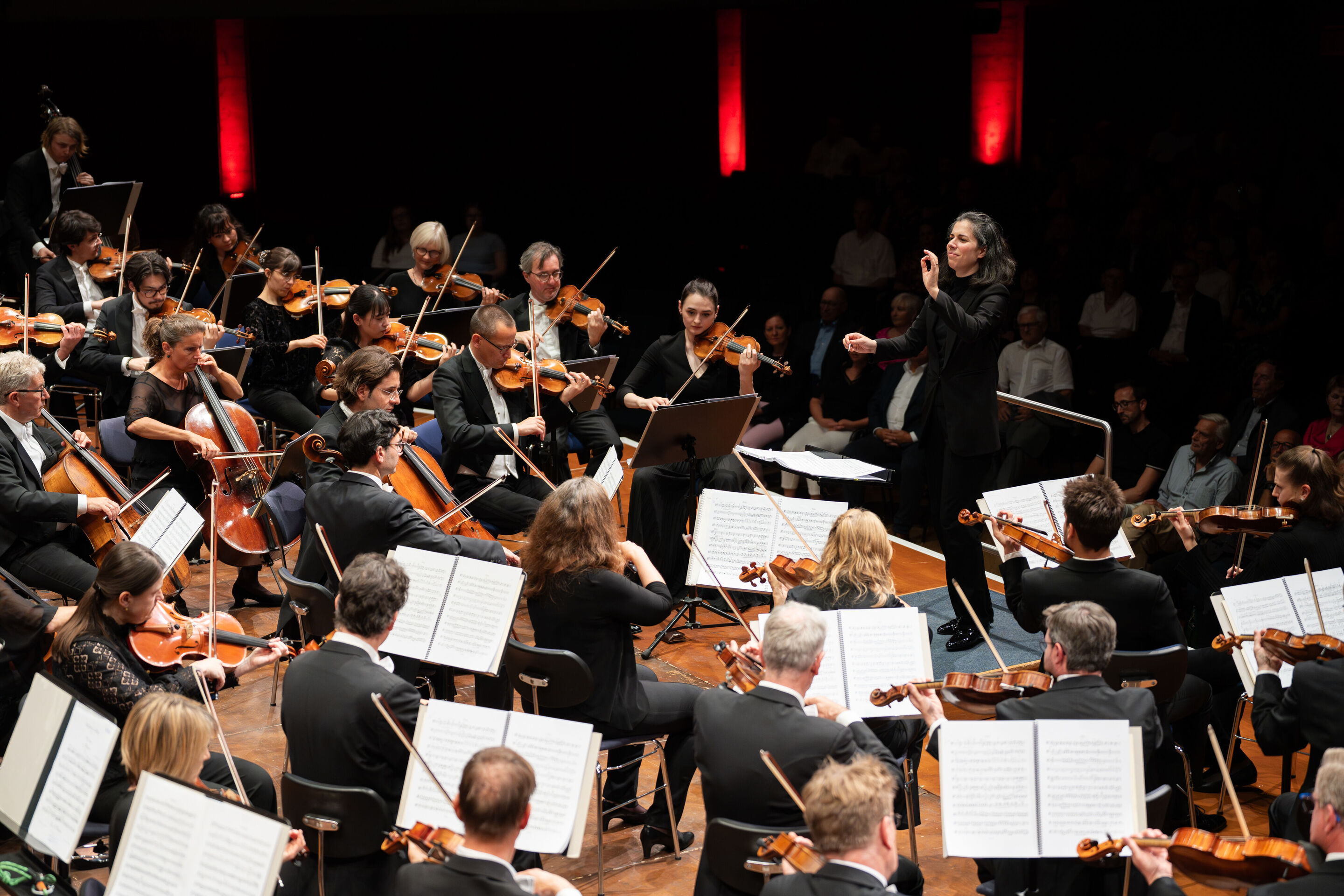Eröffnungskonzert mit dem Deutschen Symphonie-Orchester Berlin - Aus Sicht des Orchesters ist Dirigentin Marie Jacquot beim Eröffnungskonzert der Audi Sommerkonzerte auf der Bühne des Festsaals im Stadttheater Ingolstadt vor den Musizierenden des Deutschen...