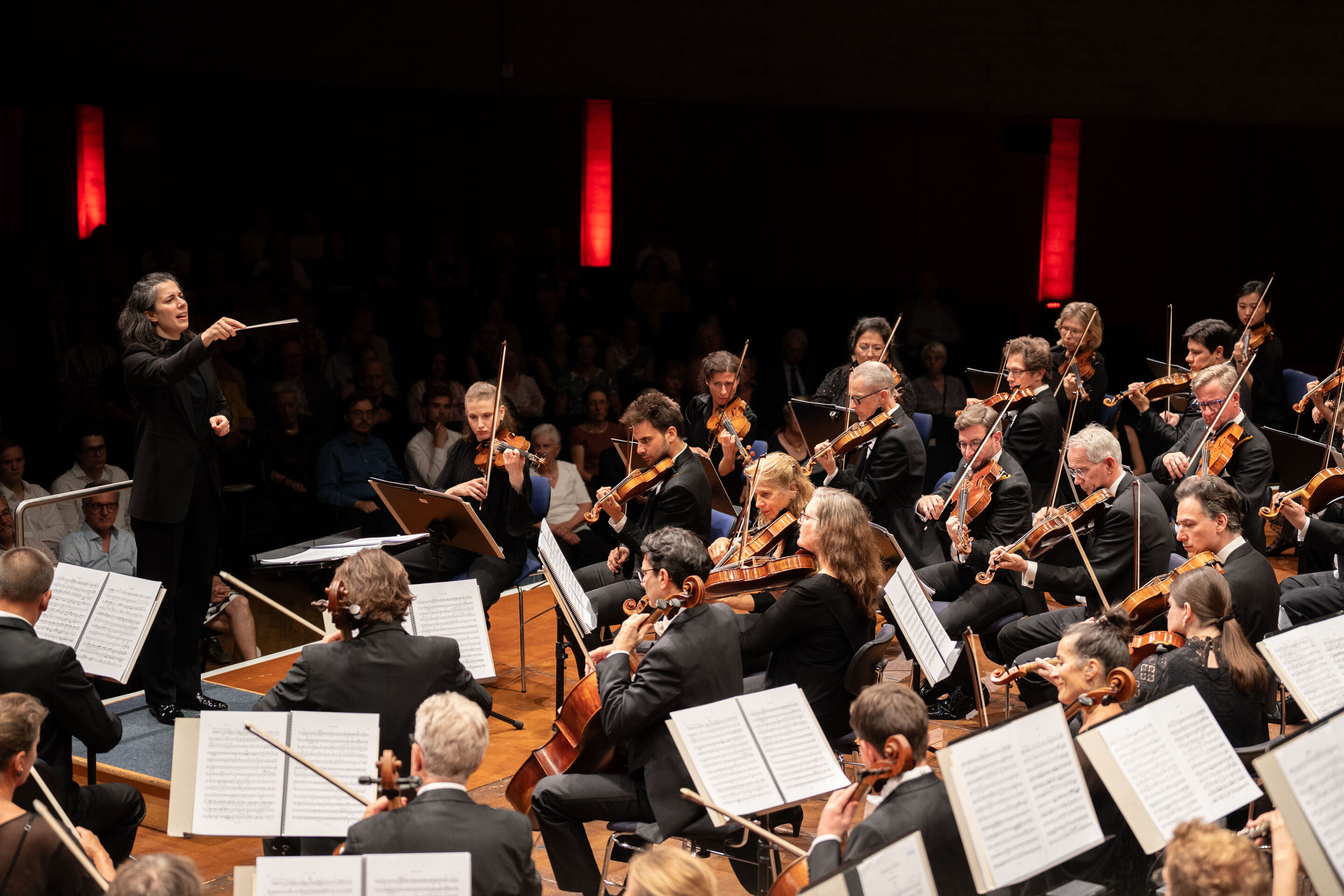 Eröffnungskonzert mit dem Deutschen Symphonie-Orchester Berlin - Aus Sicht des Orchesters ist Dirigentin Marie Jacquot beim Eröffnungskonzert der Audi Sommerkonzerte auf einem Podest auf der Bühne des Festsaals im Stadttheater Ingolstadt vor den Musizierenden...