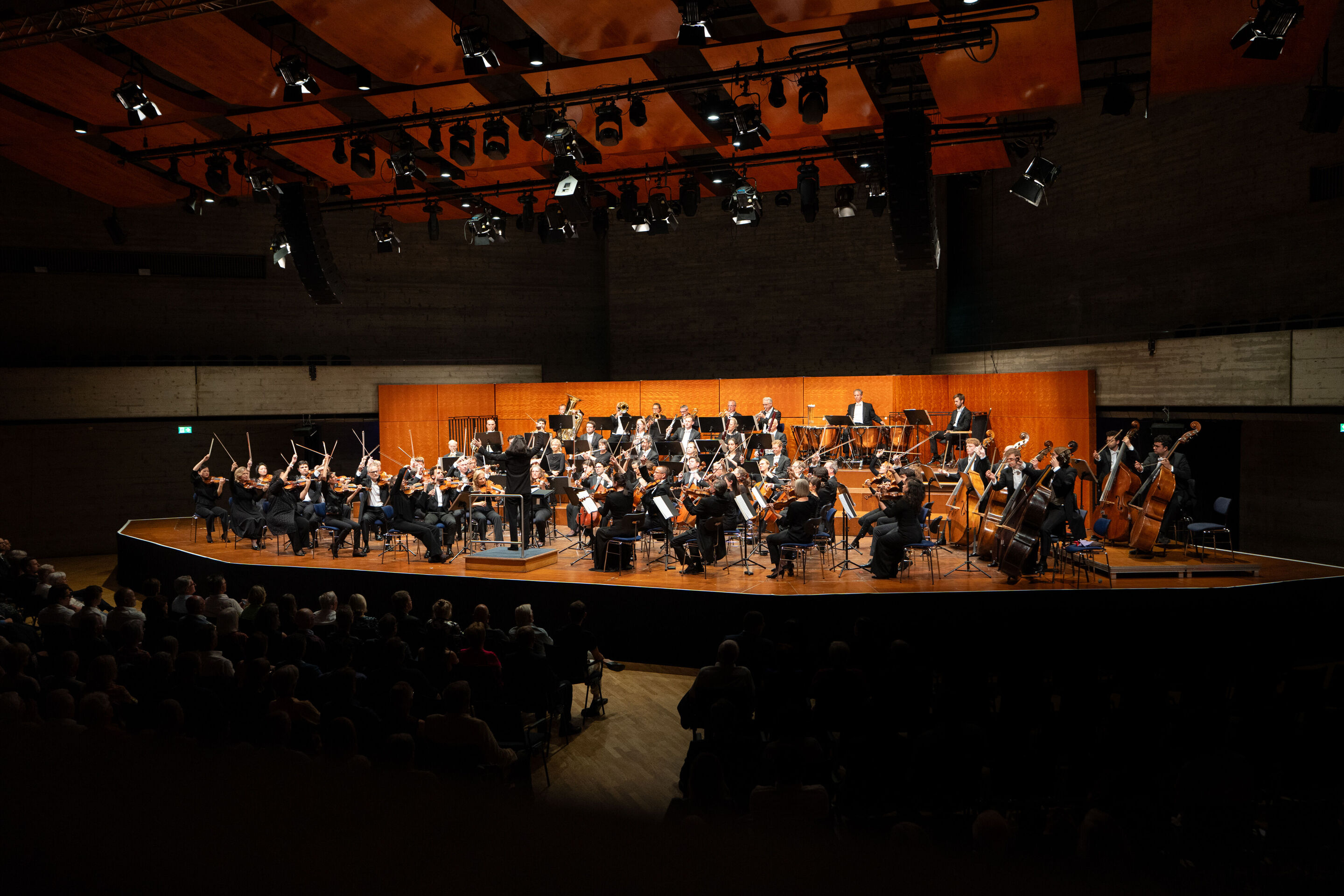 Eröffnungskonzert mit dem Deutschen Symphonie-Orchester Berlin - Aus Sicht des Publikums dirigiert Marie Jacquot beim Eröffnungskonzert der Audi Sommerkonzerte auf der Bühne des Festsaals im Stadttheater Ingolstadt die Musizierenden des Deutschen Symphonie-Orchesters...