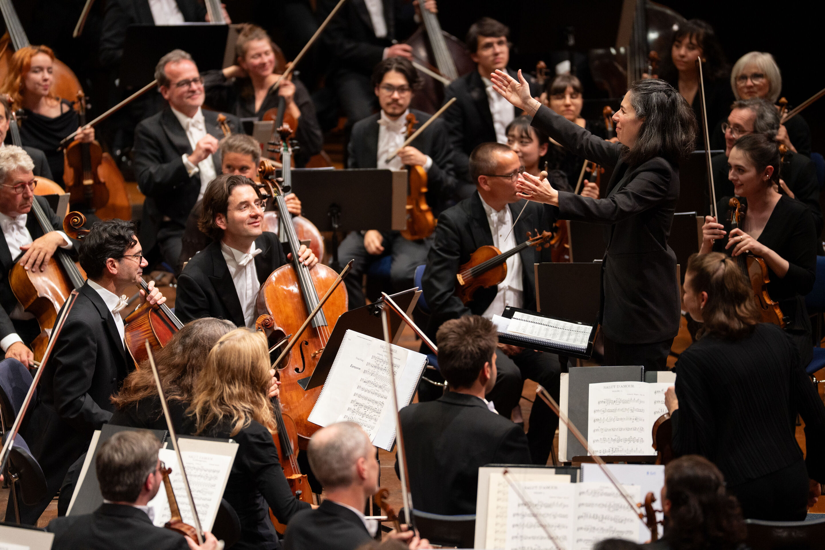 Eröffnungskonzert mit dem Deutschen Symphonie-Orchester Berlin - Dirigentin Marie Jacquot hebt beim Eröffnungskonzert der Audi Sommerkonzerte auf der Bühne des Festsaals im Stadttheater Ingolstadt beide Arme in die Luft und lächelt. Um sie herum befinden...