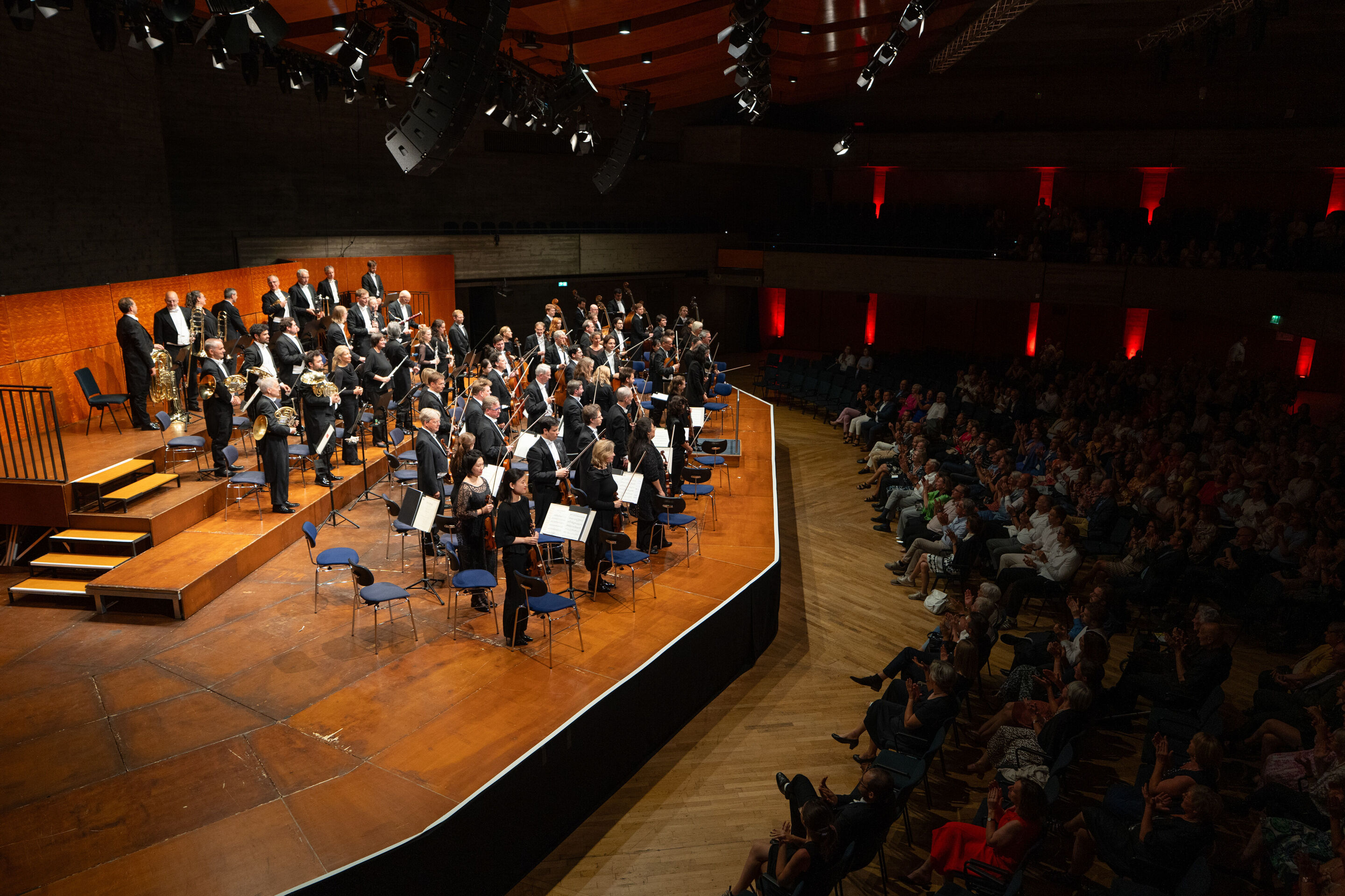 Eröffnungskonzert mit dem Deutschen Symphonie-Orchester Berlin - In der Seitenansicht sind beim Eröffnungskonzert der Audi Sommerkonzerte auf der Bühne des Festsaals im Stadttheater Ingolstadt alle Musizierenden des Deutschen Symphonie-Orchesters Berlin...