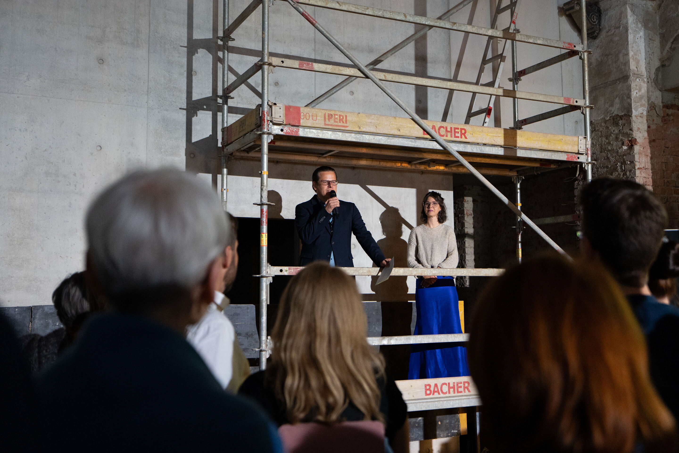 „Lux!“: Inszeniertes Konzert auf der Baustelle des MKKD; Arcis Saxophon Quartett, Vokalensemble LauschWerk - Von einem Gerüst im neuen Museum für Konkrete Kunst und Design Ingolstadt aus sprechen Sebastian Wieser, Künstlerischer Leiter Audi Sommerkonzerte,...