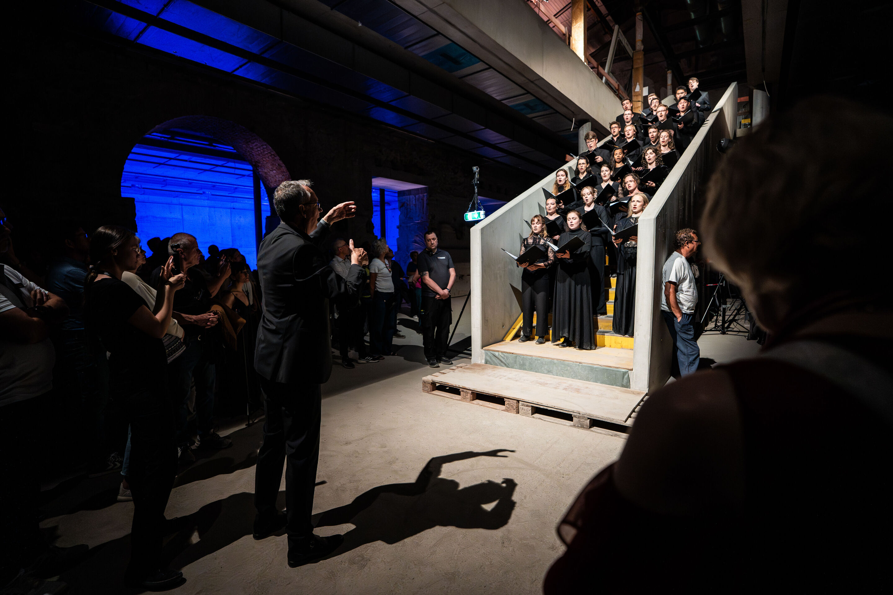 „Lux!“: Inszeniertes Konzert auf der Baustelle des MKKD; Arcis Saxophon Quartett, Vokalensemble LauschWerk - Auf der Baustelle des neuen Museums für Konkrete Kunst und Design Ingolstadt steht das Publikum beim inszenierten Konzert „Lux!“ im Untergschoss...