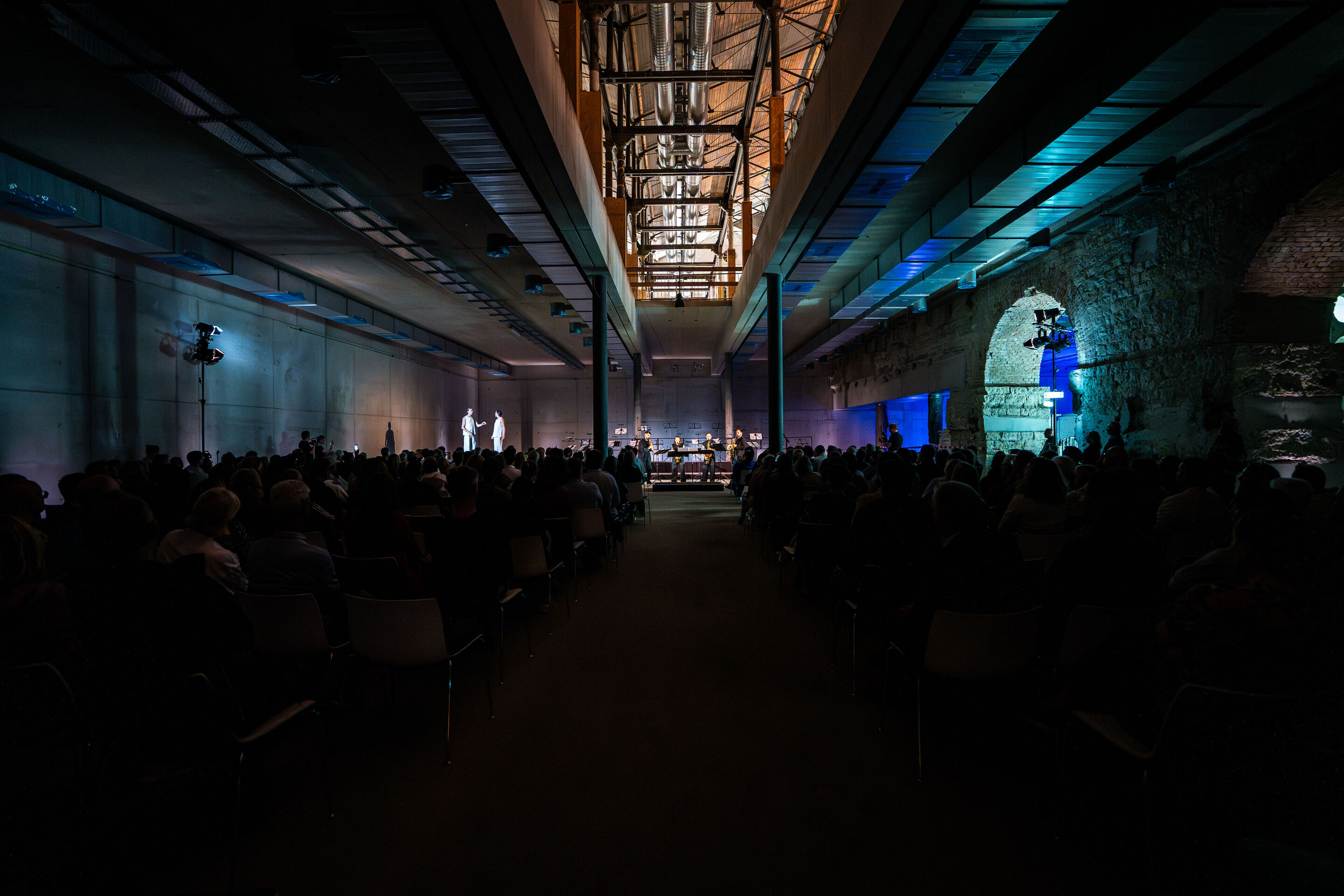 “Lux!”: Theatrical concert at the construction site of the MCAD; Arcis Saxophone Quartet, vocal ensemble LauschWerk - On the construction site of the new Museum of Concrete Art and Design Ingolstadt, the audience sits in front of a provisional stage,...