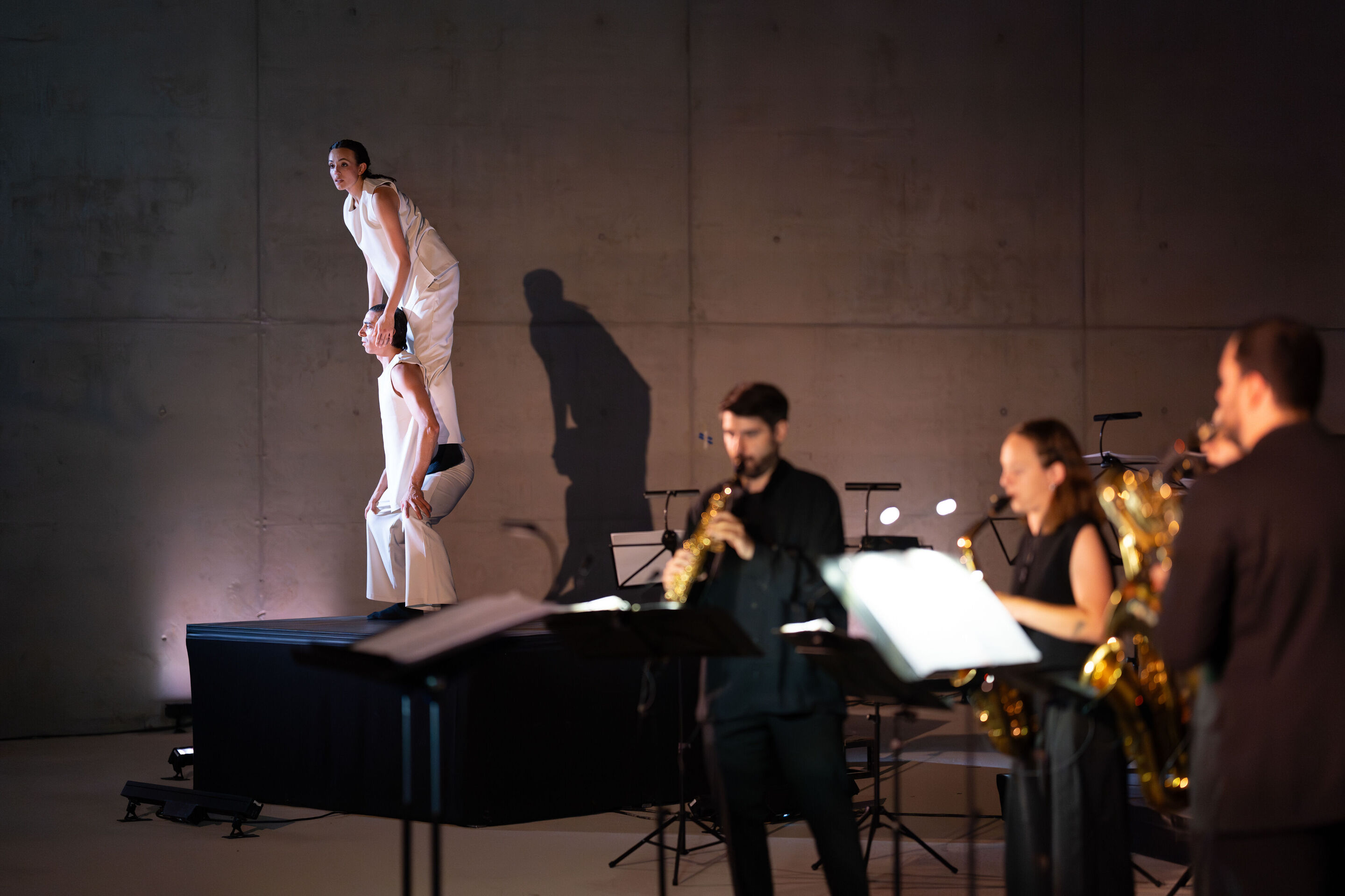 „Lux!“: Inszeniertes Konzert auf der Baustelle des MKKD; Arcis Saxophon Quartett, Vokalensemble LauschWerk - Auf der Baustelle des neuen Museums für Konkrete Kunst und Design Ingolstadt ist beim inszenierten Konzert „Lux!“ unscharf im Vordergrund das...