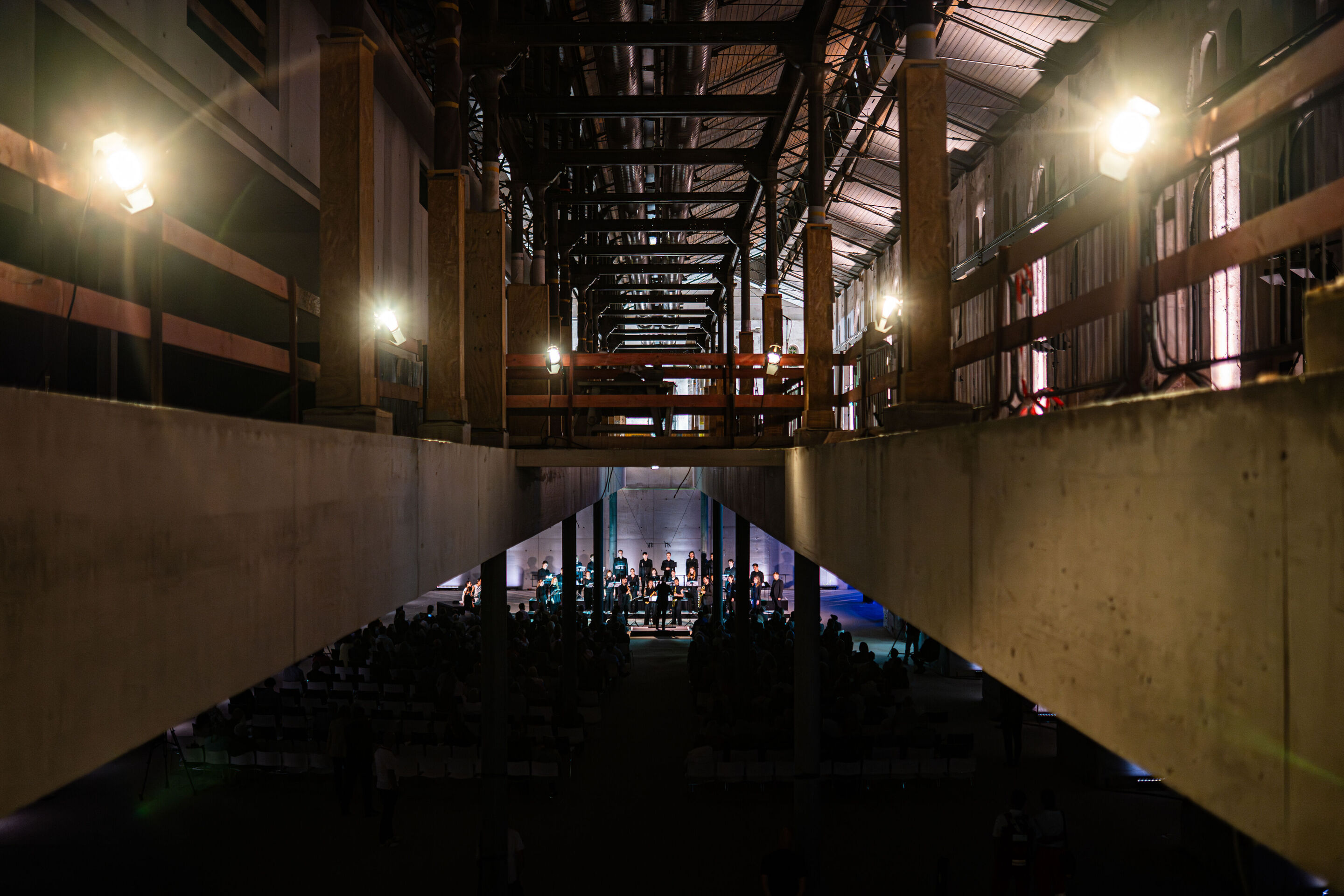 „Lux!“: Inszeniertes Konzert auf der Baustelle des MKKD; Arcis Saxophon Quartett, Vokalensemble LauschWerk - Auf der Baustelle des neuen Museums für Konkrete Kunst und Design Ingolstadt fällt der Blick aus der oberen Etage durch die offene Decke hindurch...
