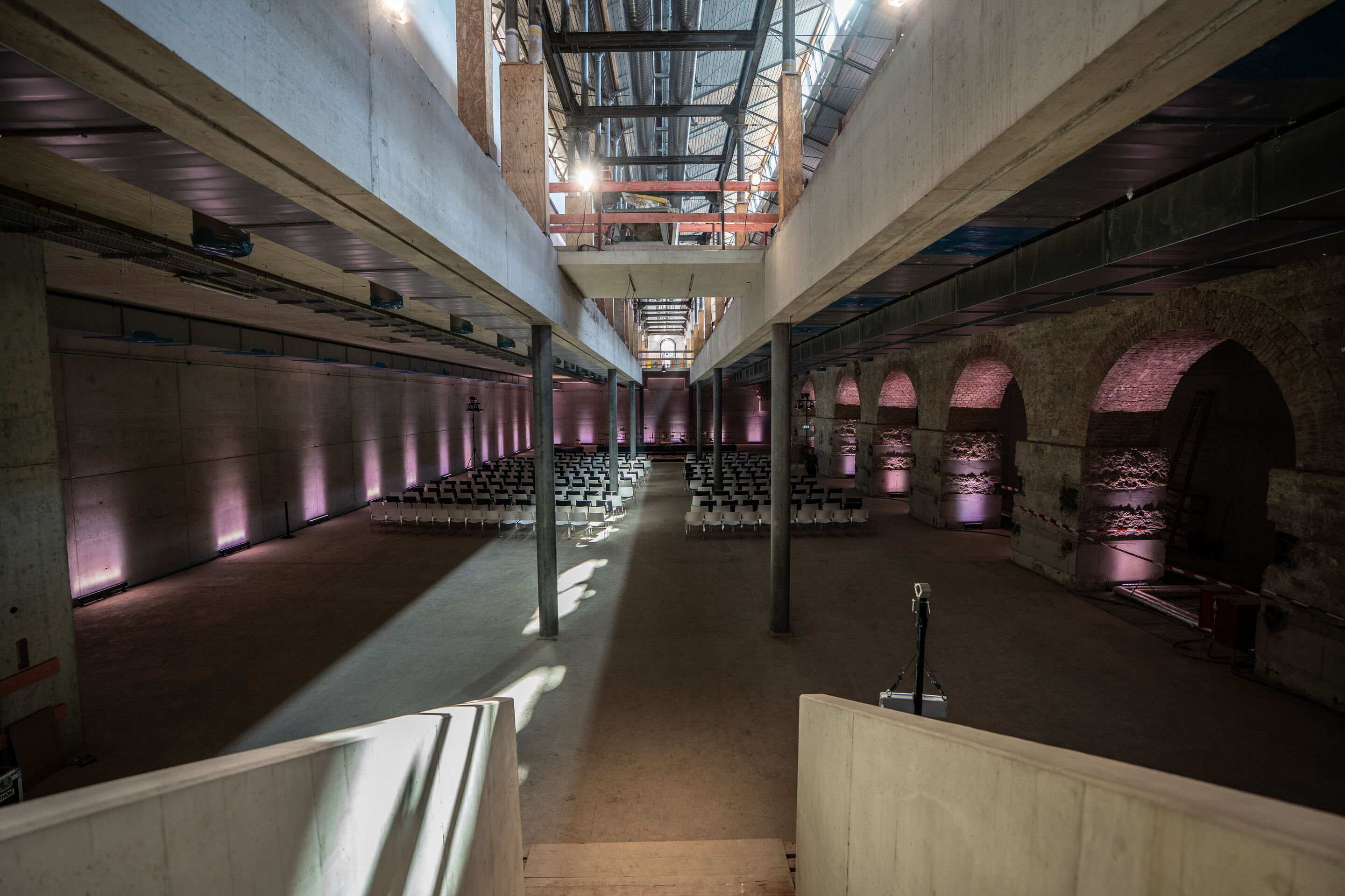 „Lux!“: Inszeniertes Konzert auf der Baustelle des MKKD; Arcis Saxophon Quartett, Vokalensemble LauschWerk - Auf der Baustelle des neuen Museums für Konkrete Kunst und Design Ingolstadt wurde im Untergeschoss für das inszenierte Konzert „Lux!“ ein provisorischer...