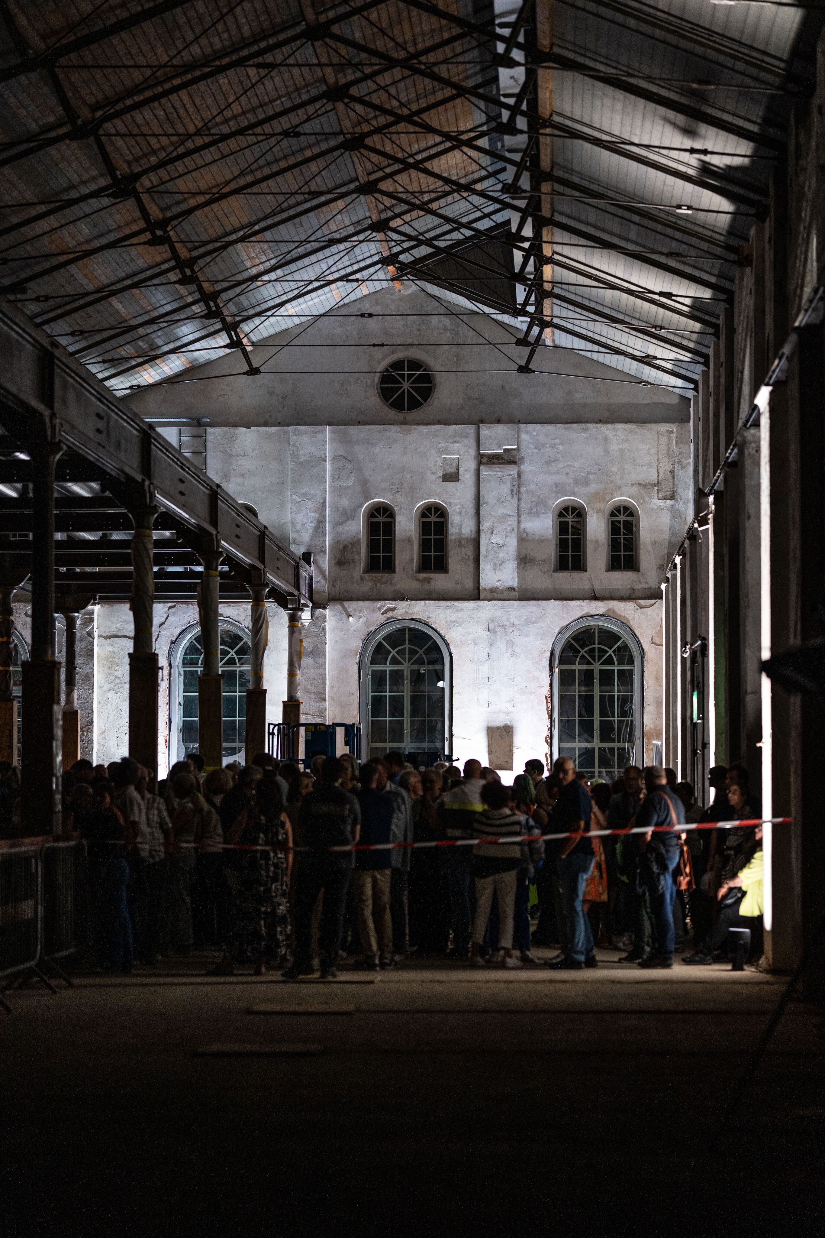 „Lux!“: Inszeniertes Konzert auf der Baustelle des MKKD; Arcis Saxophon Quartett, Vokalensemble LauschWerk - Im neuen Museum für Konkrete Kunst und Design Ingolstadt stehen die Gäste am Abend und sind gespannt auf die Fortsetzung des inszenierten Konzerts...