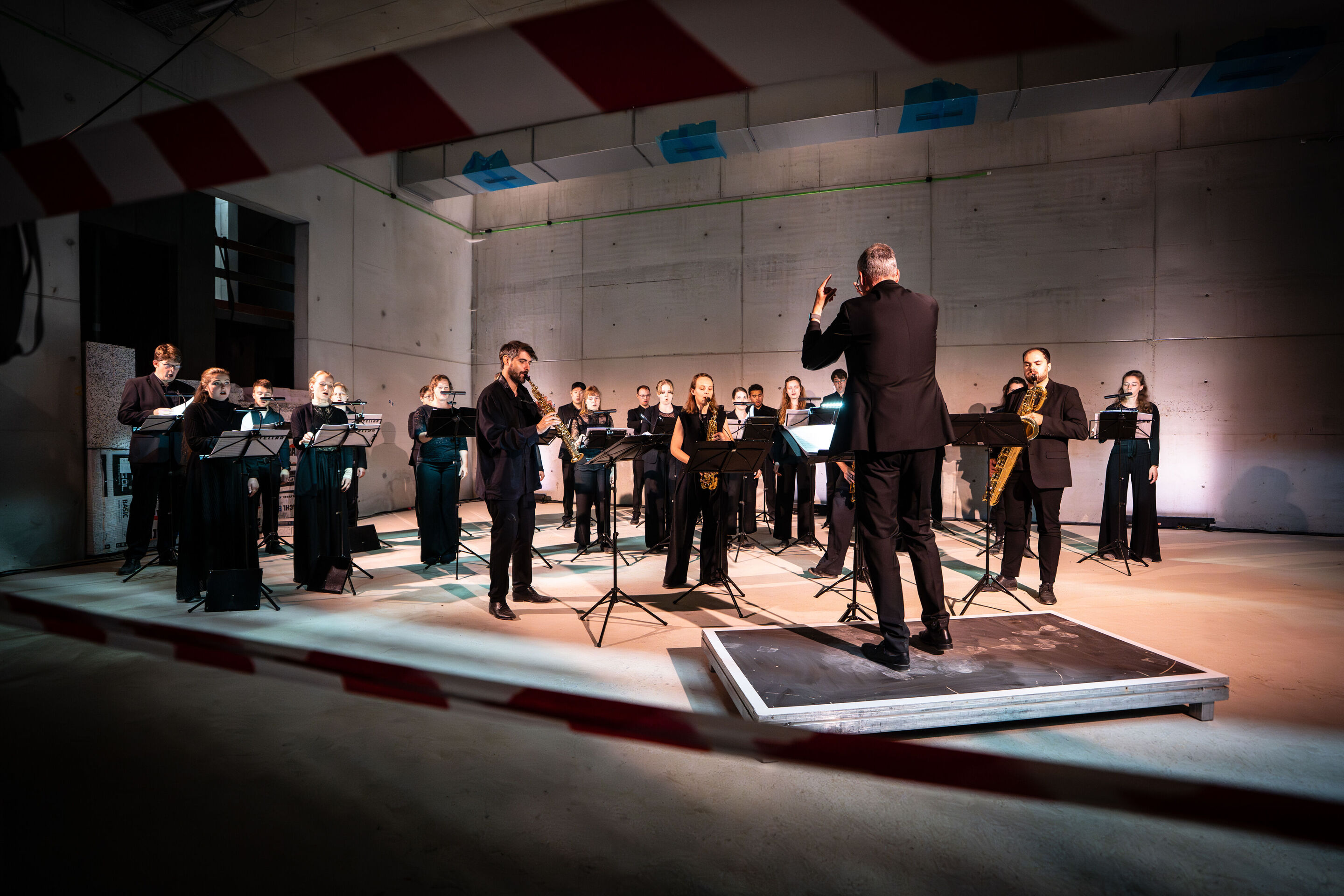 “Lux!”: Theatrical concert at the construction site of the MCAD; Arcis Saxophone Quartet, vocal ensemble LauschWerk - On the construction site of the new Museum of Concrete Art and Design Ingolstadt, the members of the vocal ensemble LauschWerk and the...
