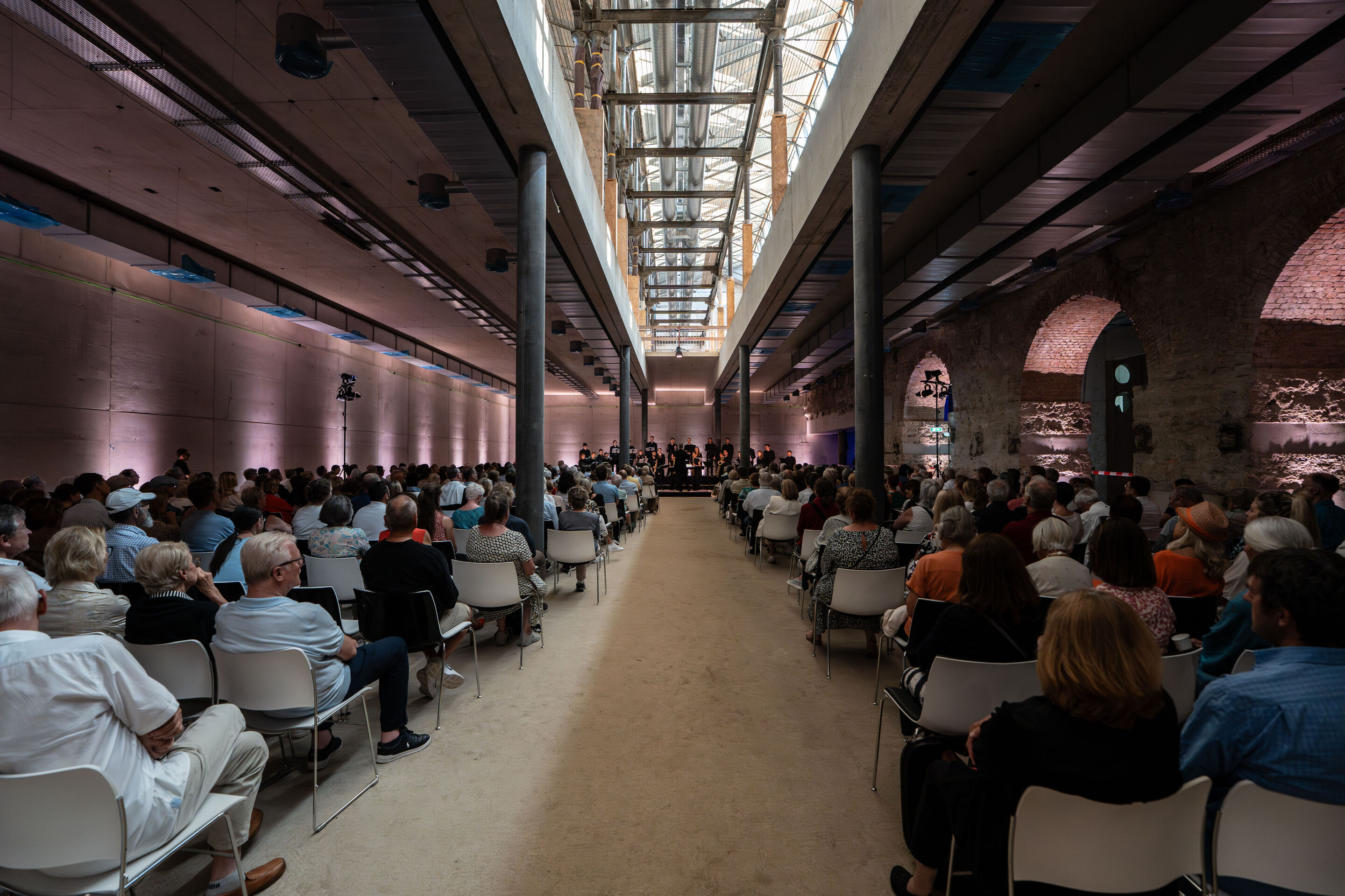 “Lux!”: Theatrical concert at the construction site of the MCAD; Arcis Saxophone Quartet, vocal ensemble LauschWerk - On the construction site of the new Museum of Concrete Art and Design Ingolstadt, a temporary concert space with a stage was set up for...