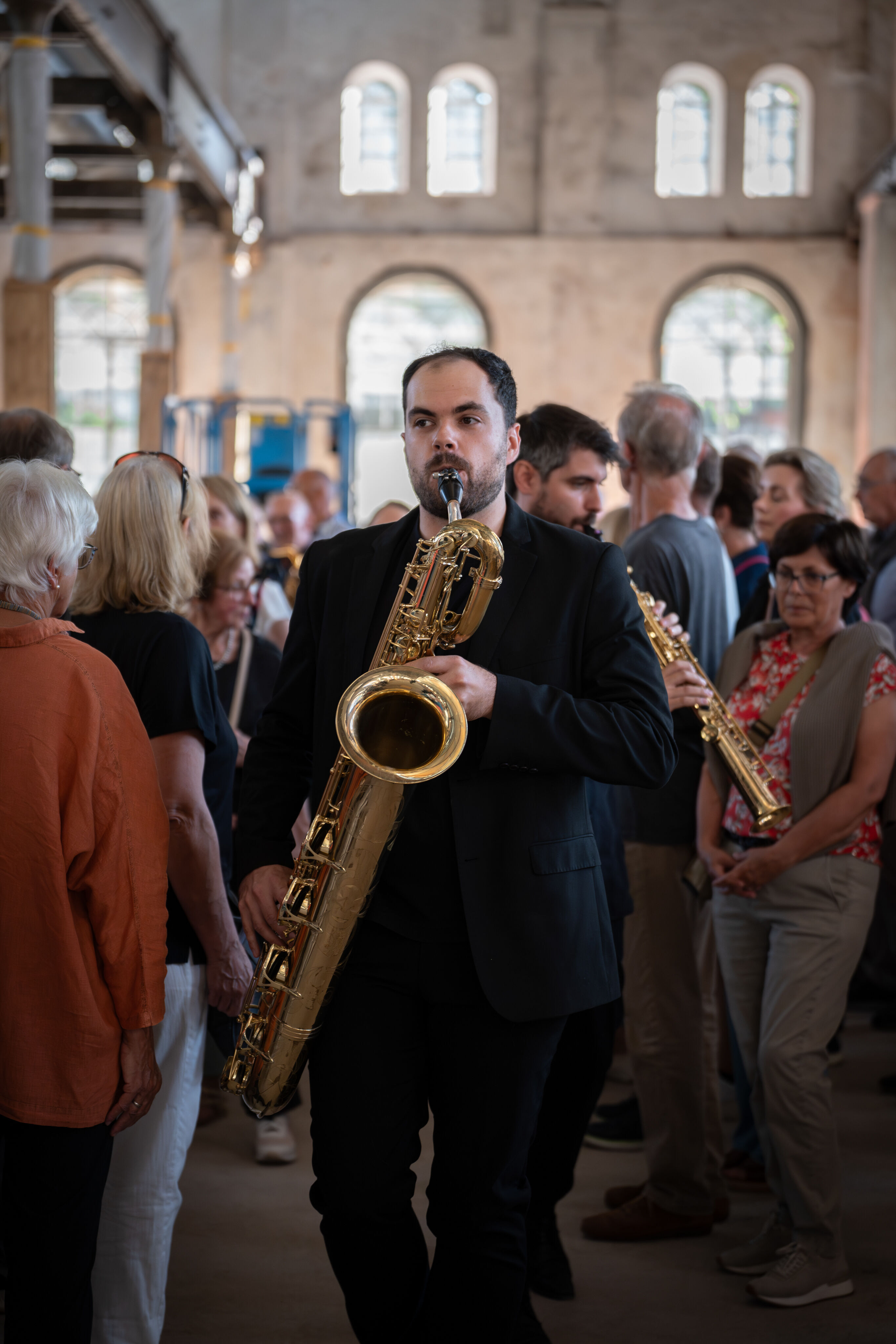 „Lux!“: Inszeniertes Konzert auf der Baustelle des MKKD; Arcis Saxophon Quartett, Vokalensemble LauschWerk - Auf der Baustelle des neuen Museums für Konkrete Kunst und Design Ingolstadt laufen Jure Knez und Claus Hierluksch vom Arcis Saxophon Quartett...