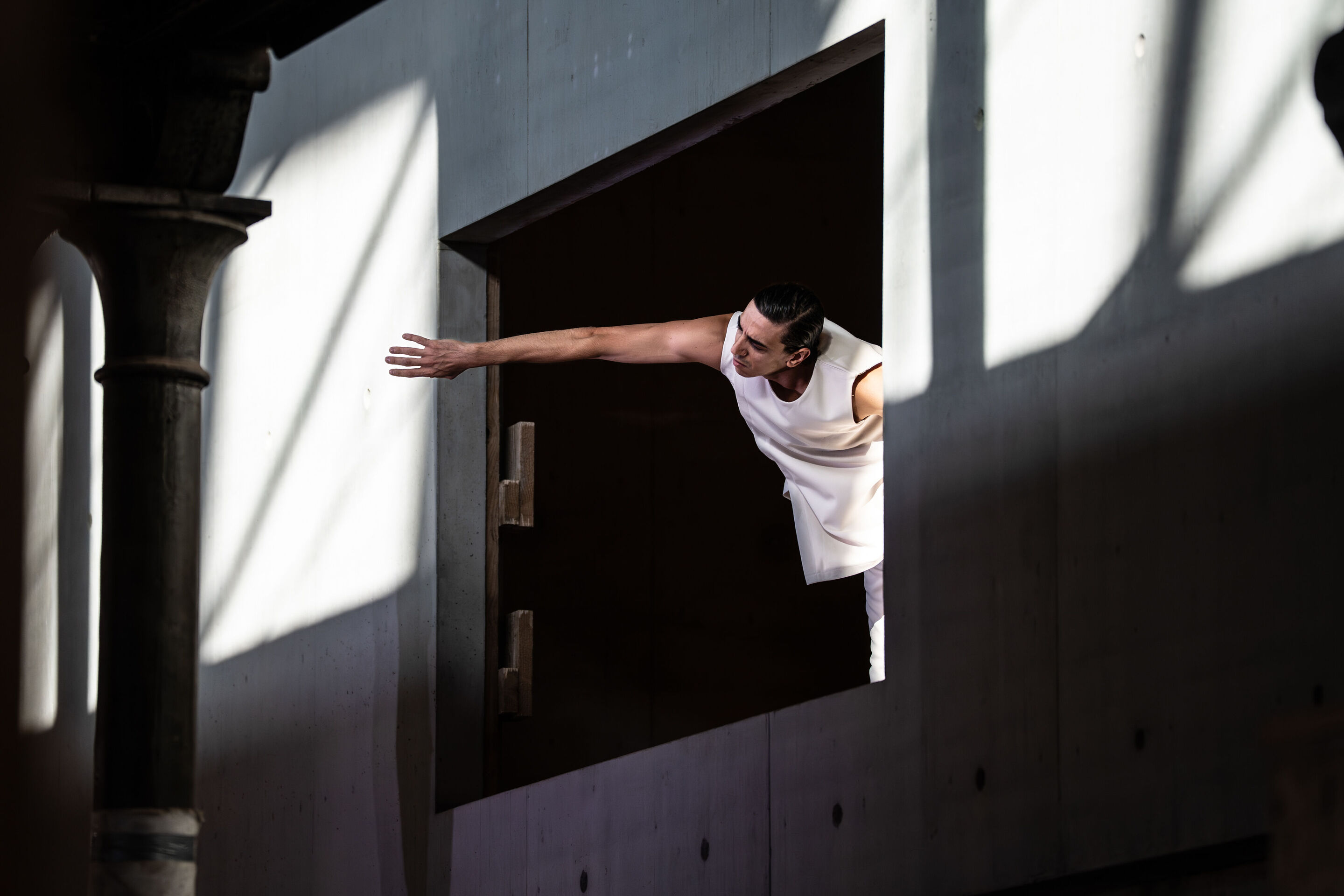 „Lux!“: Inszeniertes Konzert auf der Baustelle des MKKD; Arcis Saxophon Quartett, Vokalensemble LauschWerk - Auf der Baustelle des neuen Museums für Konkrete Kunst und Design Ingolstadt schaut Tänzer Cristian Cucco beim inszenierten Konzert „Lux!“ durch...