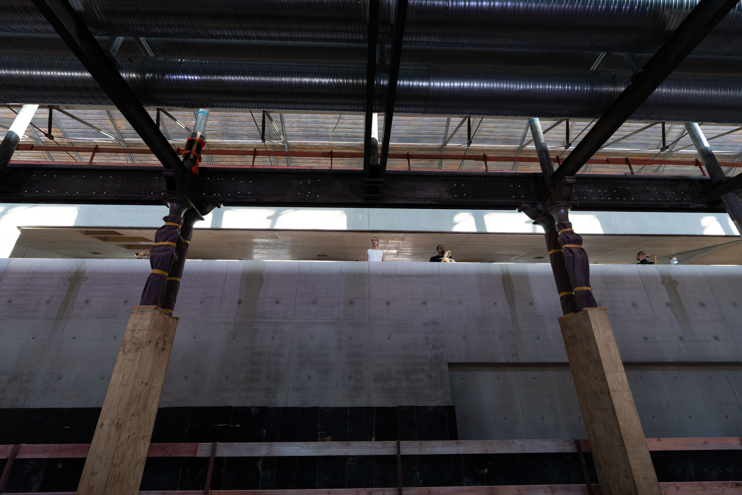 „Lux!“: Inszeniertes Konzert auf der Baustelle des MKKD; Arcis Saxophon Quartett, Vokalensemble LauschWerk - Auf der Baustelle des neuen Museums für Konkrete Kunst und Design Ingolstadt sind beim inszenierten Konzert „Lux!“ in rund vier Metern Höhe in...