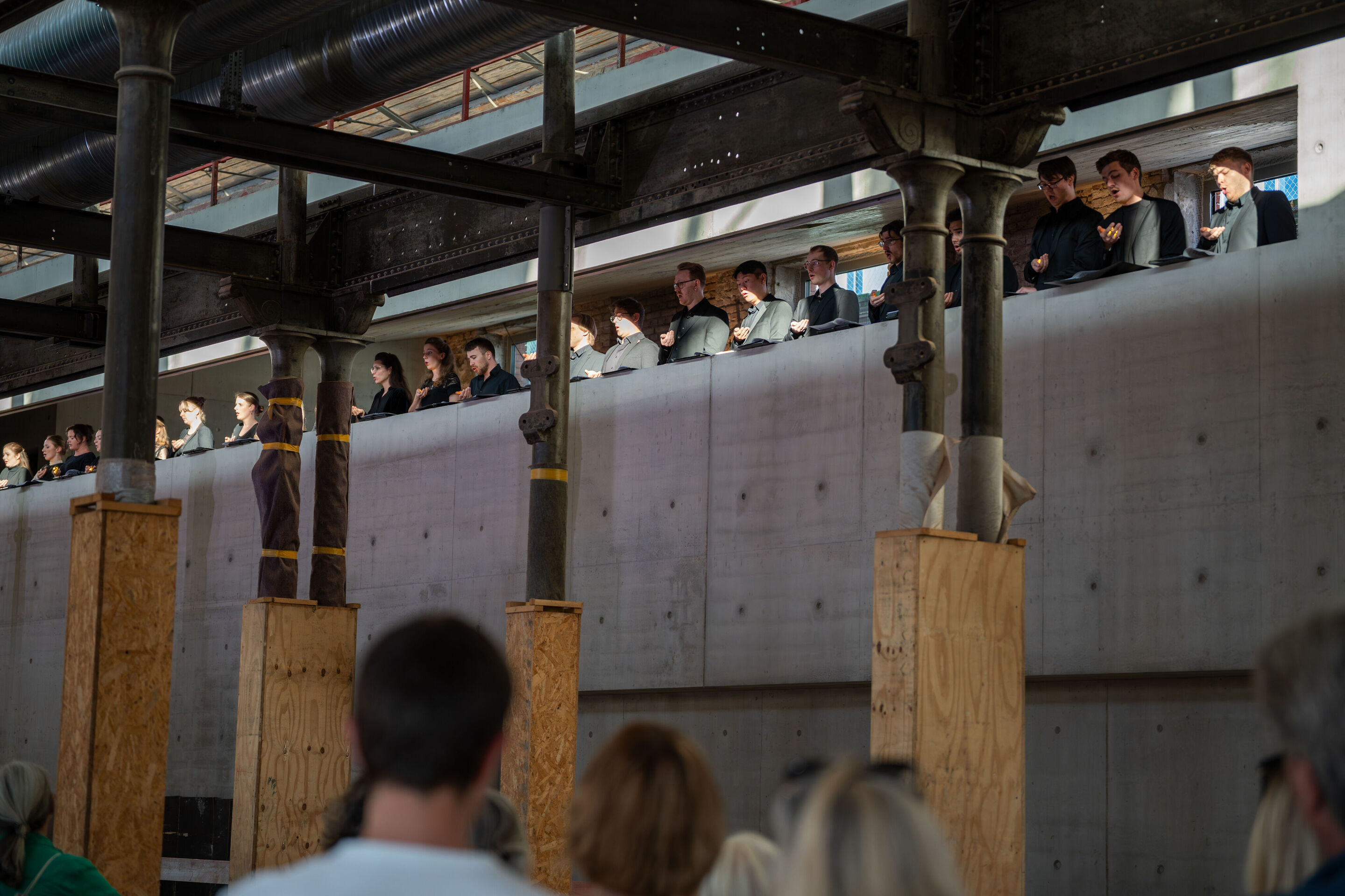 „Lux!“: Inszeniertes Konzert auf der Baustelle des MKKD; Arcis Saxophon Quartett, Vokalensemble LauschWerk - Auf der Baustelle des neuen Museums für Konkrete Kunst und Design Ingolstadt steht das Publikum beim inszenierten Konzert „Lux!“ auf der oberen...