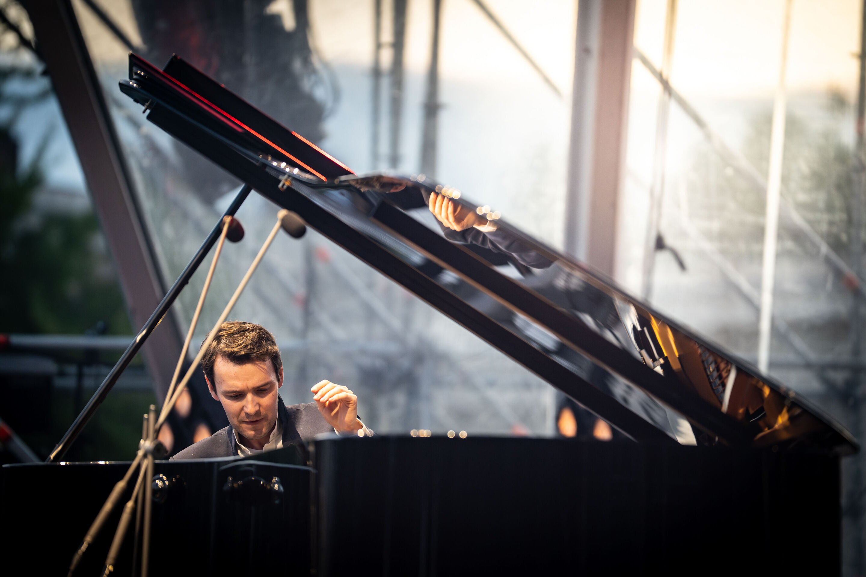 Klassik Open Air – Musical-Highlights mit der Audi Bläserphilharmonie - Beim Klassik Open Air im Klenzepark im Rahmen der Audi Sommerkonzerte spielt Florian Glemser auf dem Piano.