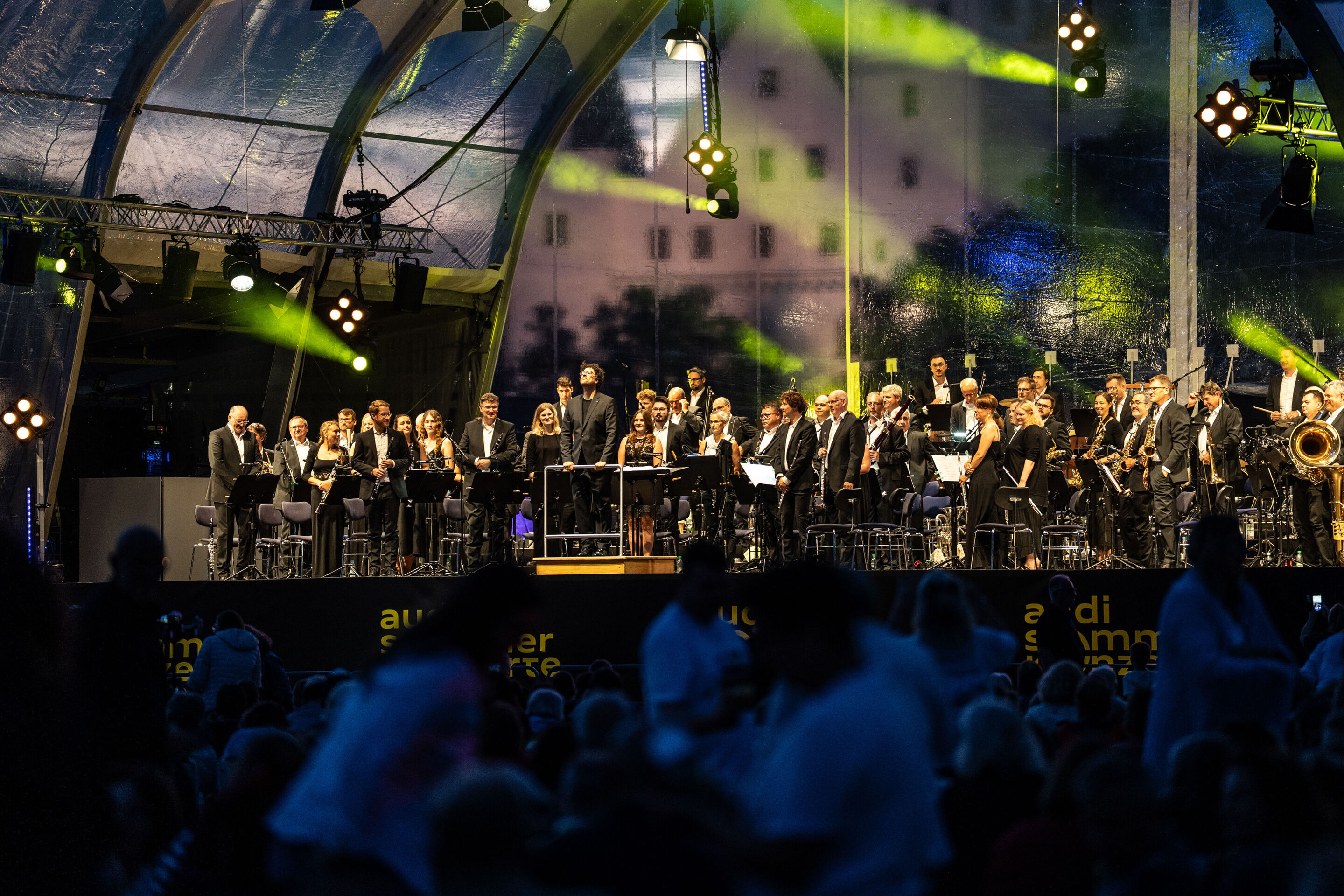 Klassik Open Air – Musical-Highlights mit der Audi Bläserphilharmonie - Die Audi Bläserphilharmonie und Dirigent Pietro Sarno stehen beim Klassik Open Air im Klenzepark im Rahmen der Audi Sommerkonzerte auf der Bühne.