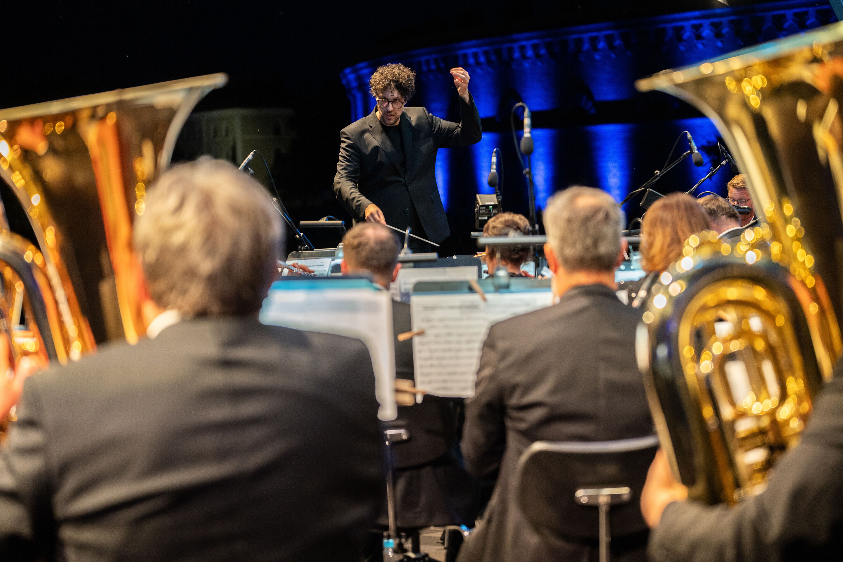 Klassik Open Air – Musical-Highlights mit der Audi Bläserphilharmonie - Pietro Sarno dirigiert beim Klassik Open Air im Klenzepark im Rahmen der Audi Sommerkonzerte die Audi Bläserphilharmonie.