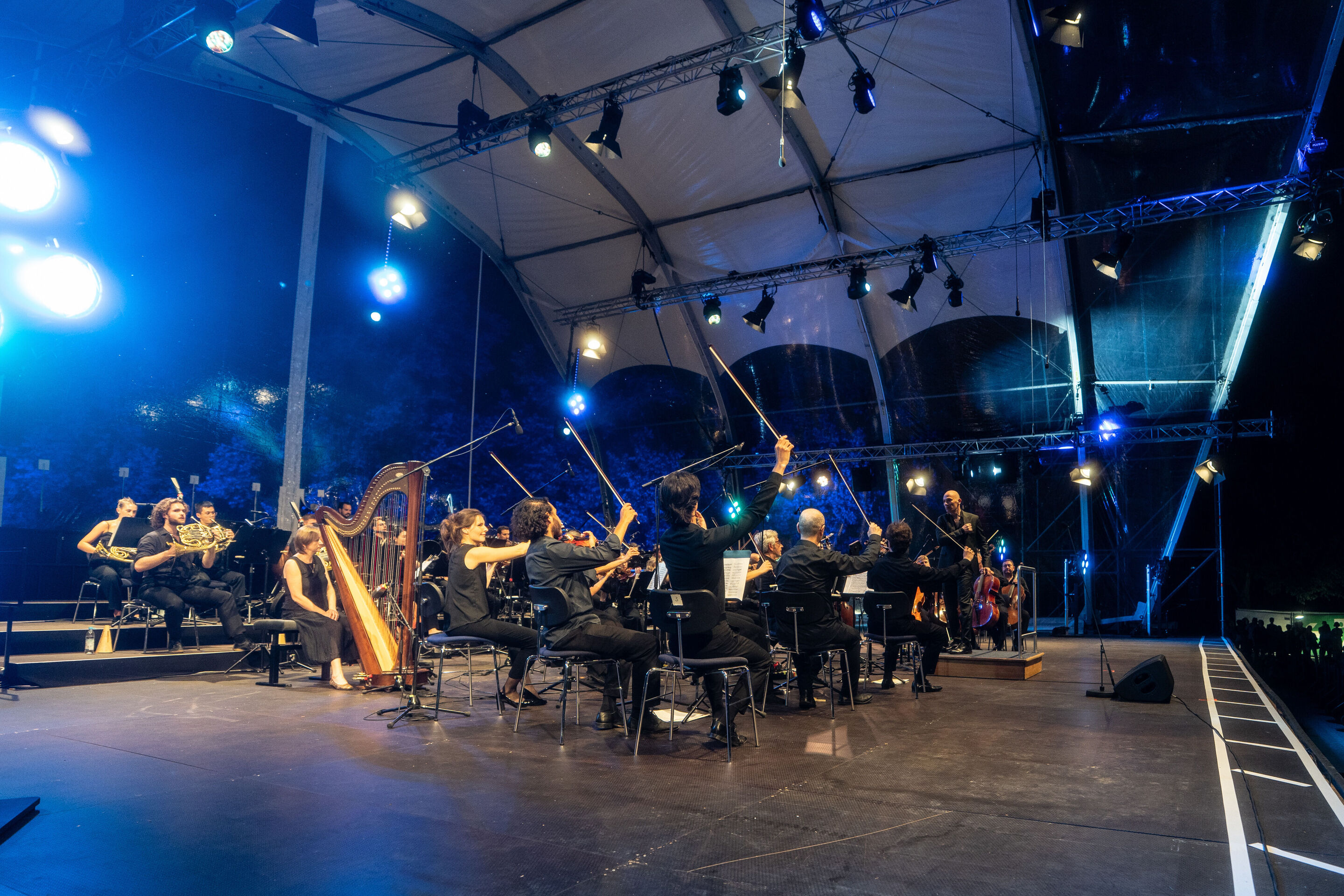 Classic Open Air – German–Italian opera night with the Georgian Chamber Orchestra Ingolstadt - Ariel Zuckermann conducts the Georgian Chamber Orchestra Ingolstadt on stage at the Audi Summer Concerts Classic Open Air event in Klenzepark.