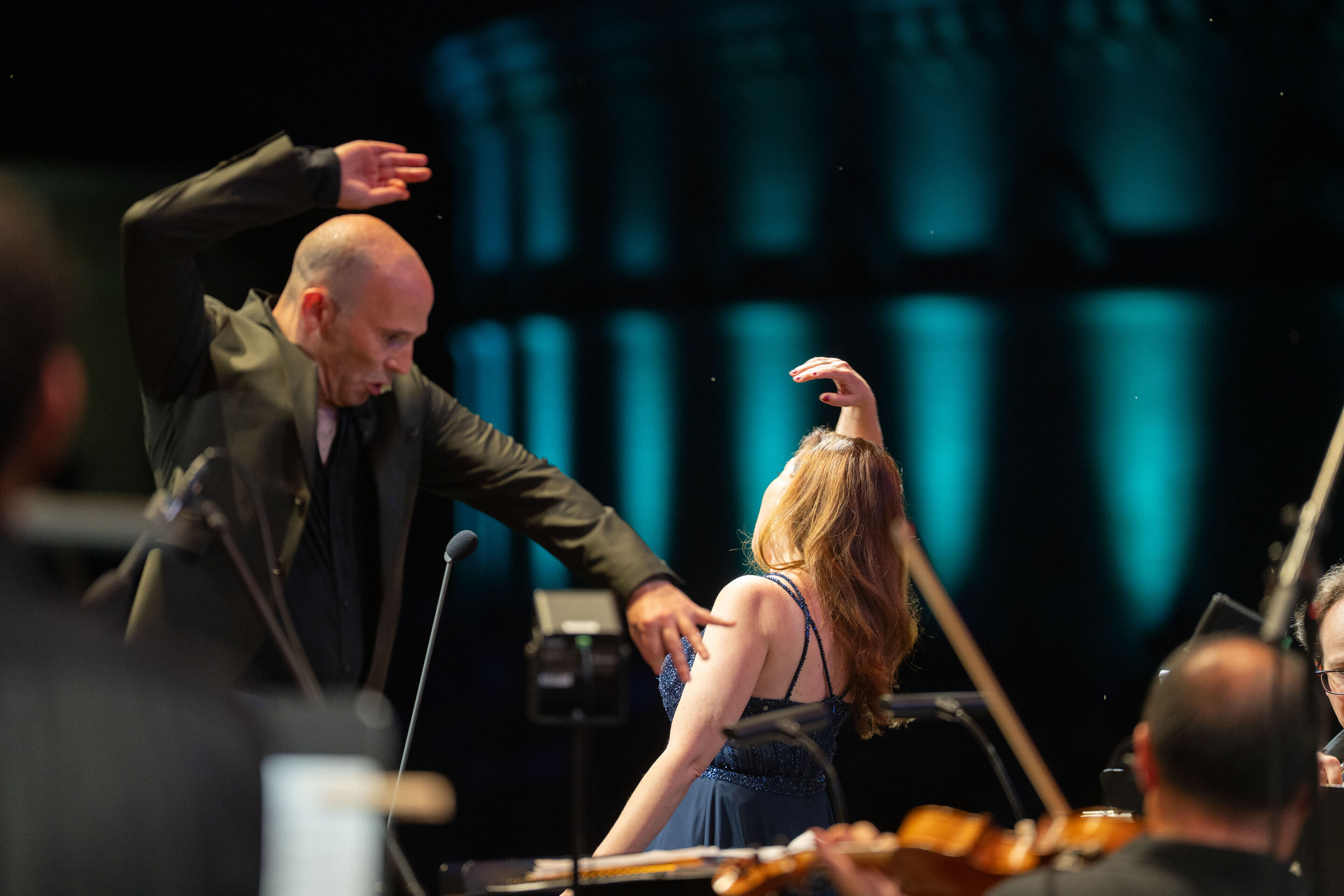Classic Open Air – German–Italian opera night with the Georgian Chamber Orchestra Ingolstadt - Ariel Zuckermann conducts the Georgian Chamber Orchestra Ingolstadt with dramatic gestures at the Audi Summer Concerts Classic Open Air event in Klenzepark....