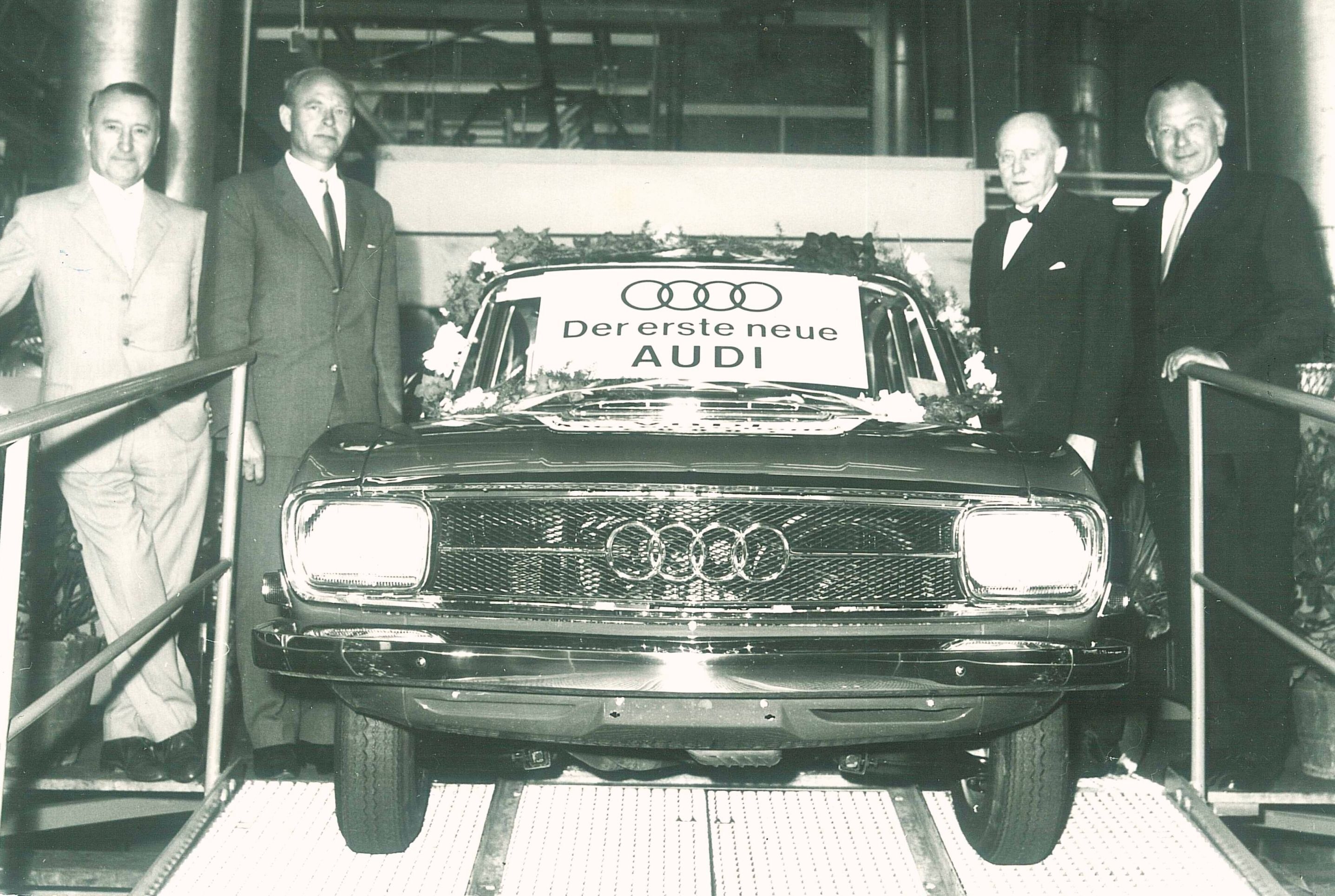 Die vier Ringe erfinden sich vor 60 Jahren neu: mit dem ersten Audi nach dem Zweiten Weltkrieg - Vor 60 Jahren beginnt in Ingolstadt eine neue Ära: Der erste Audi nach dem Zweiten Weltkrieg fährt am 13. August 1965 vom Band. Beim Produktionsanlauf mit...