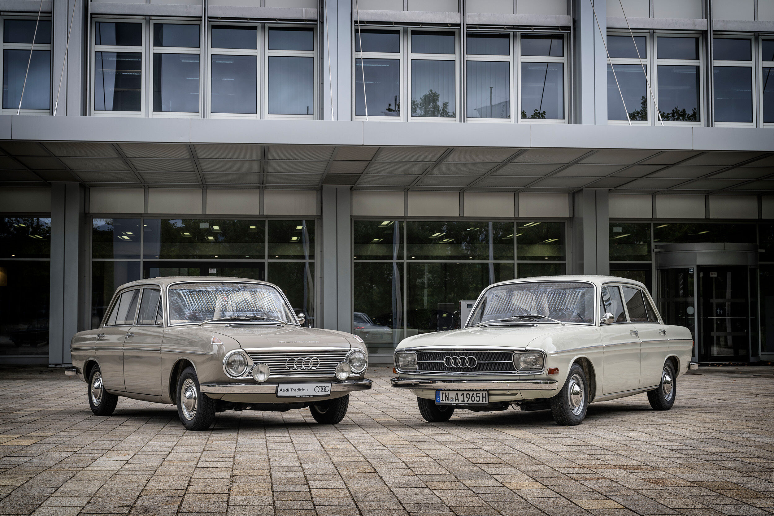 Die vier Ringe erfinden sich vor 60 Jahren neu: mit dem ersten Audi nach dem Zweiten Weltkrieg - Der erste Nachkriegs-Audi (rechts) und sein Vorgänger, der DKW F 102.