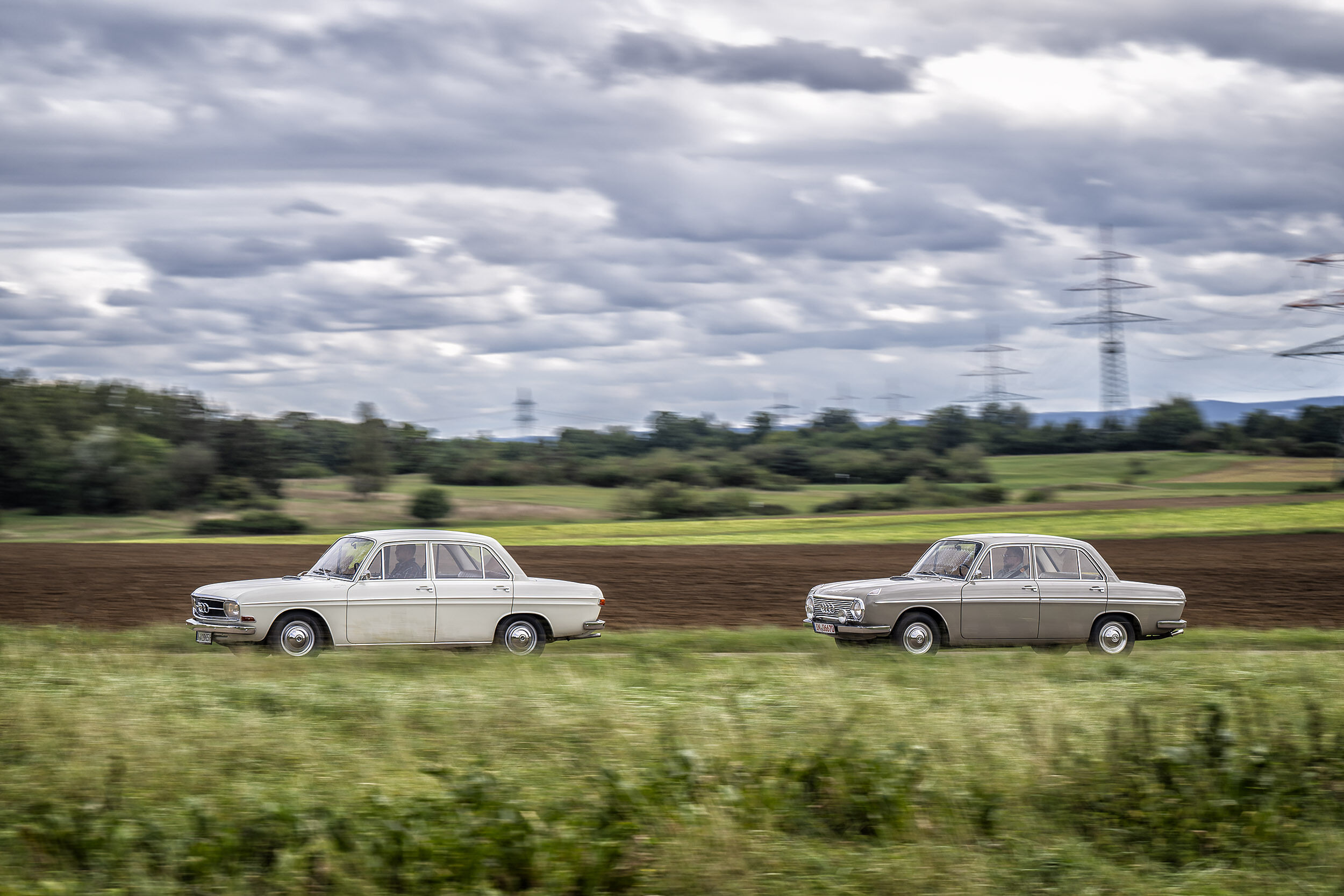 Die vier Ringe erfinden sich vor 60 Jahren neu: mit dem ersten Audi nach dem Zweiten Weltkrieg - Der erste Nachkriegs-Audi (links) und sein Vorgänger, der DKW F 102.