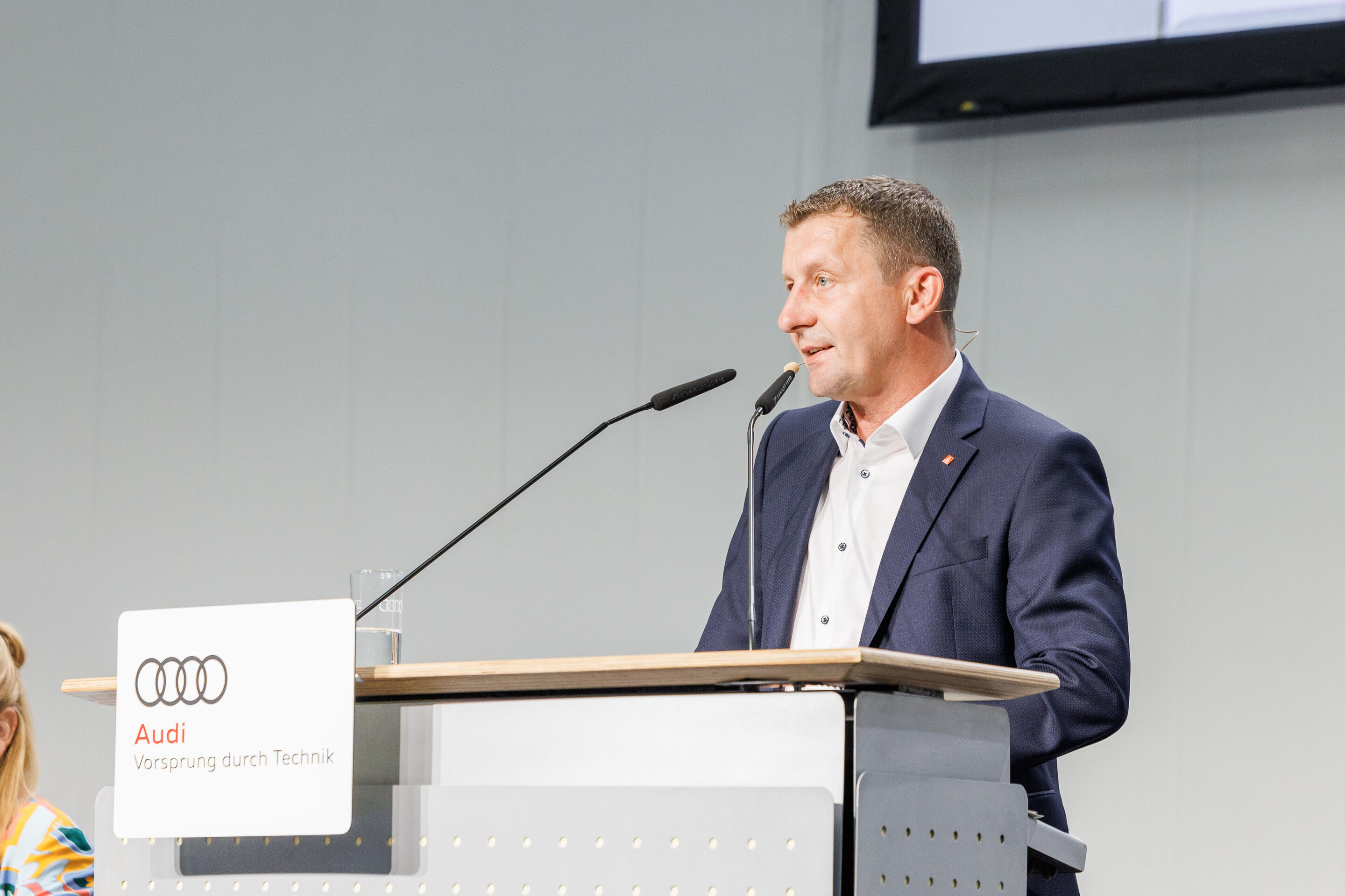 Betriebsrat fordert nachhaltige Strategie - Betriebsversammlung Neckarsulm: Am Rednerpult fordert Gesamtbetriebsrat Rainer Feigenspan eine klare Strategie.