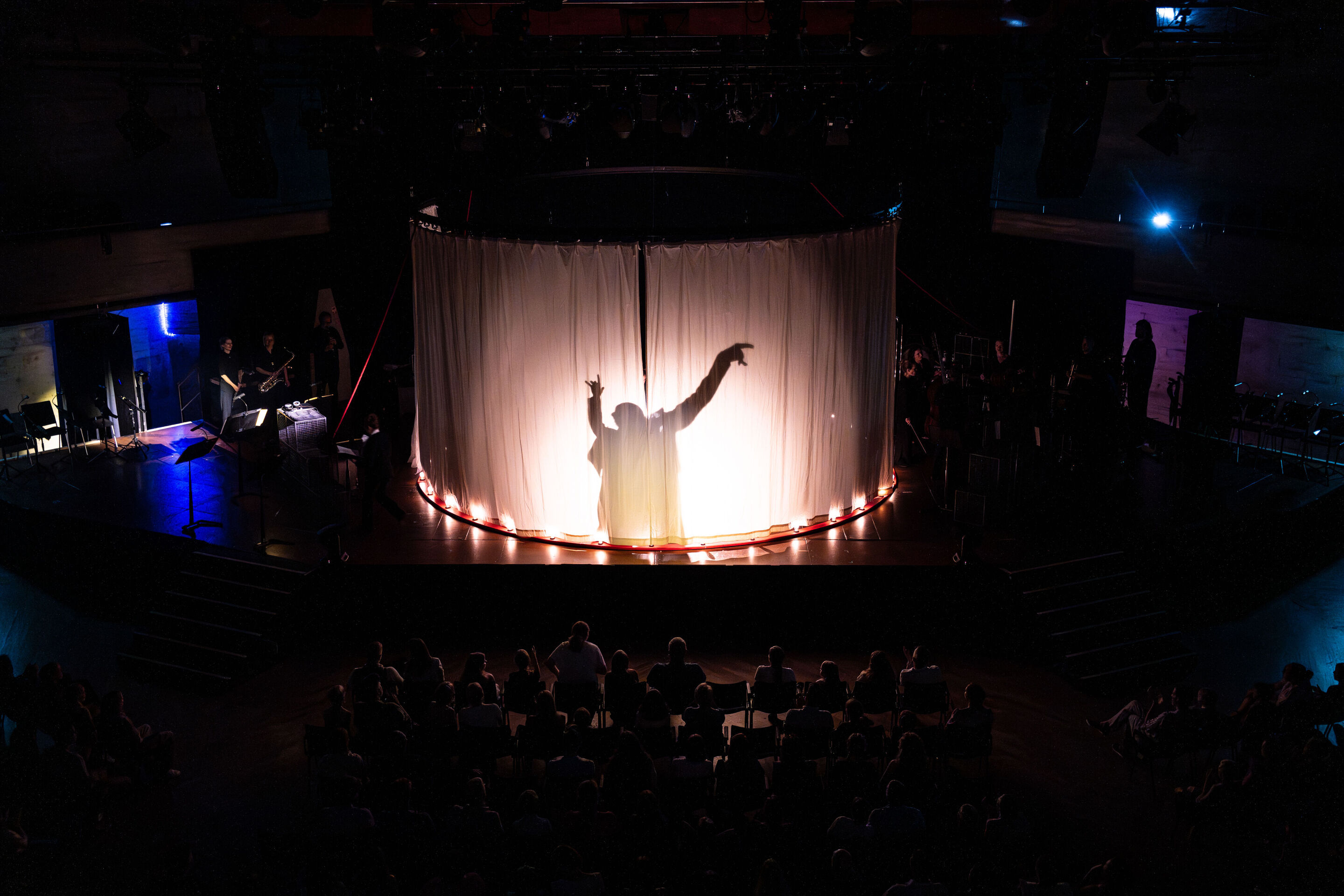 “Carnival”: Theatrical concert for families about the fabulous world of instruments - On the stage of the Festival Hall Ingolstadt, a circular arena has been set up, covered with a white curtain on which the shadow of the dancer Christopher Akrill can...