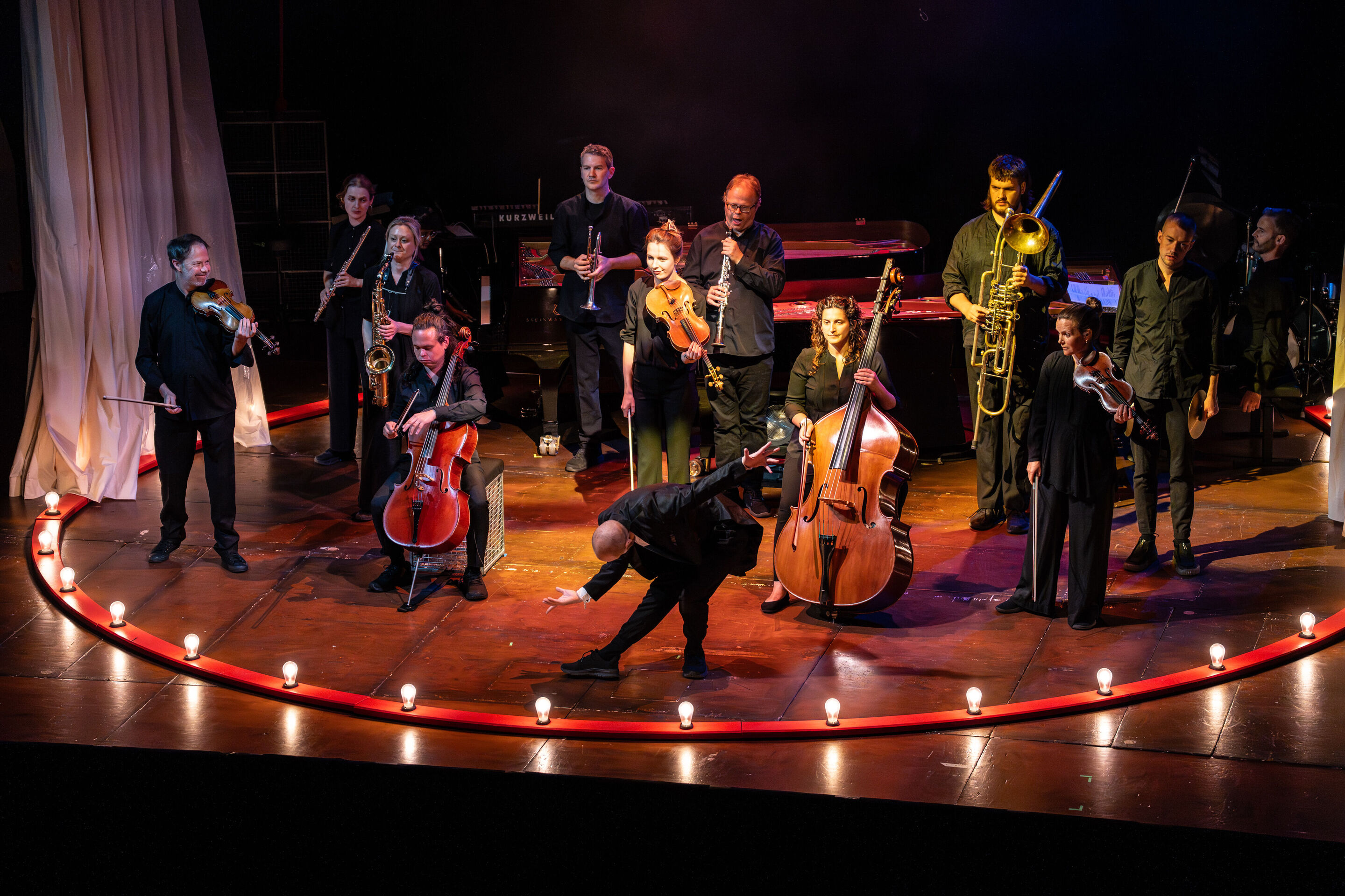 “Carnival”: Theatrical concert for families about the fabulous world of instruments - In a circle of light on the stage of the Festival Hall Ingolstadt, dancer Christopher Akrill bows to the audience. Behind him stand the musicians of the Aurora Orchestra...