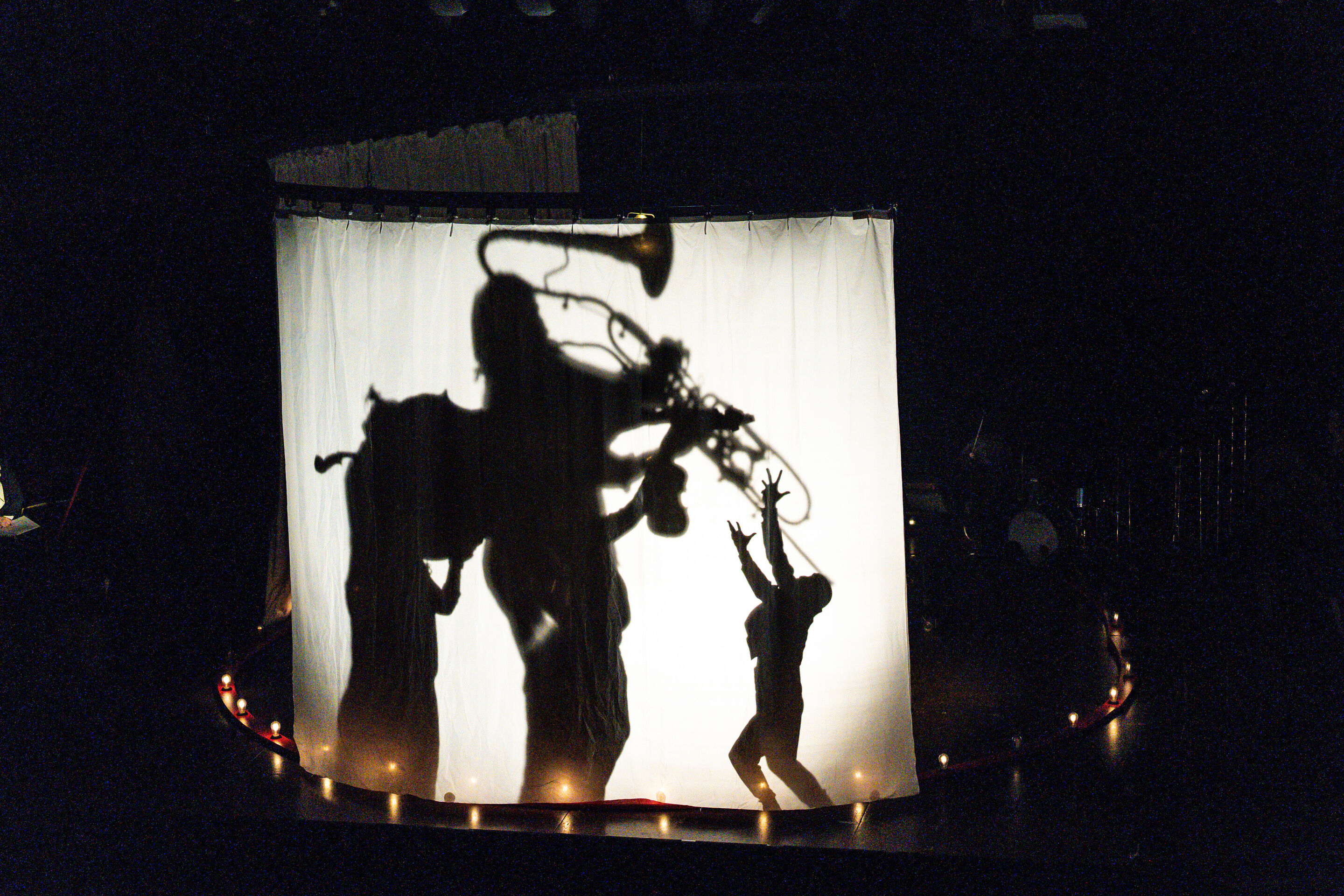 “Carnival”: Theatrical concert for families about the fabulous world of instruments - On the stage of the Festival Hall Ingolstadt, a circular arena has been set up, covered with a white curtain on which the shadow of an elephant made of instruments can...