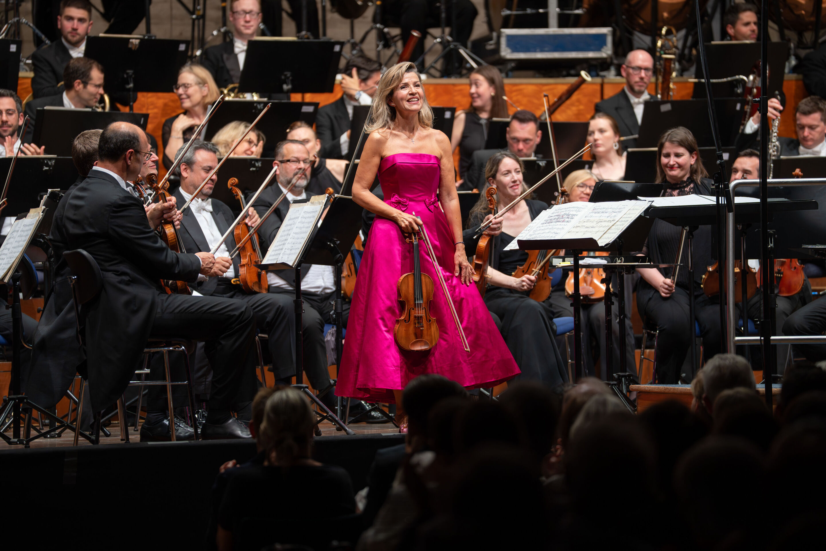 “Across the Stars”: Movie music with global star Anne-Sophie Mutter and the Royal Philharmonic Orchestra - On the stage of the Festival Hall Ingolstadt, star violinist Anne-Sophie Mutter stands in the center with her violin, with musicians of the Royal...