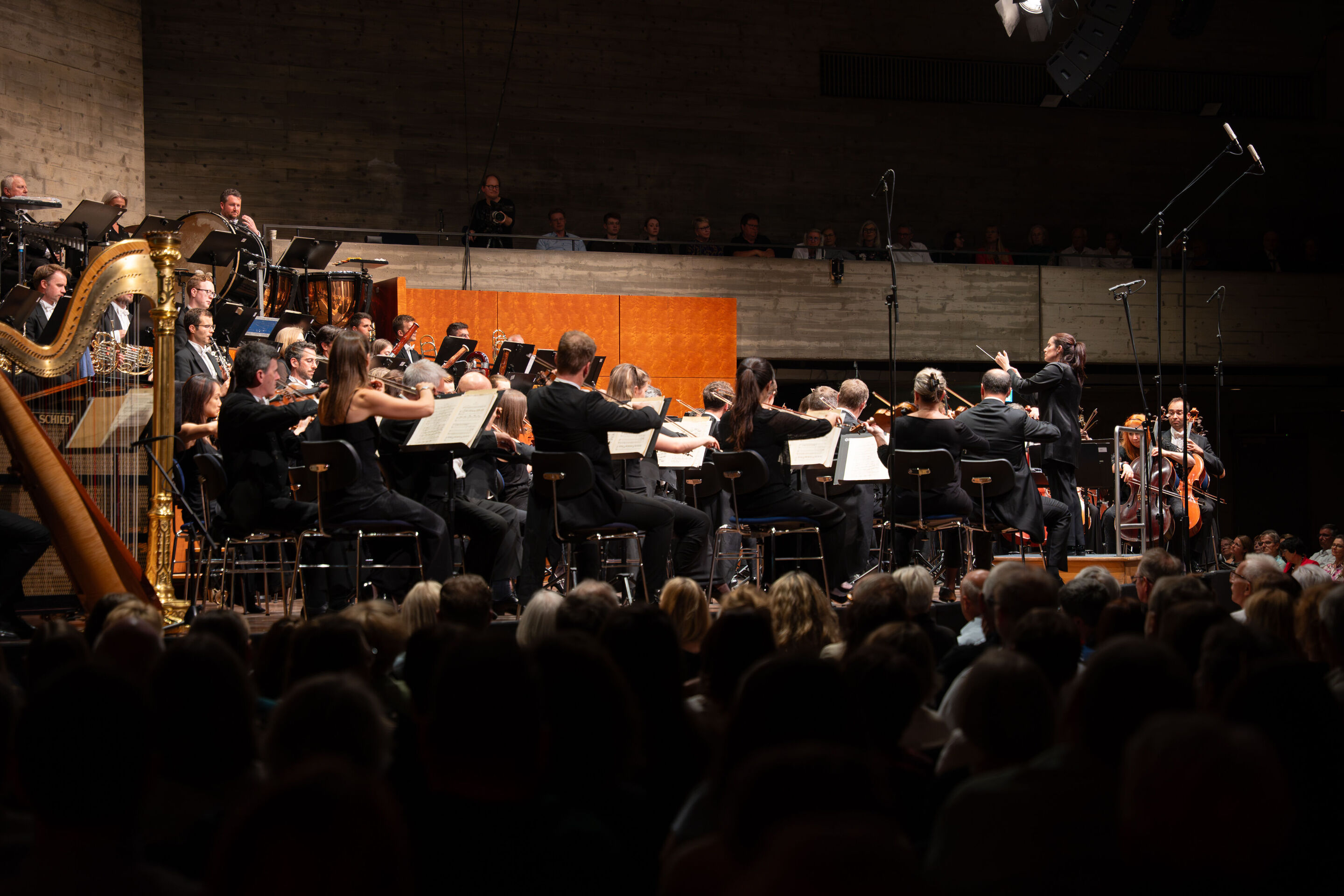 “Across the Stars”: Movie music with global star Anne-Sophie Mutter and the Royal Philharmonic Orchestra - From the audience's perspective, Lina González-Granados conducts the Royal Philharmonic Orchestra on the stage of the Festival Hall Ingolstadt.