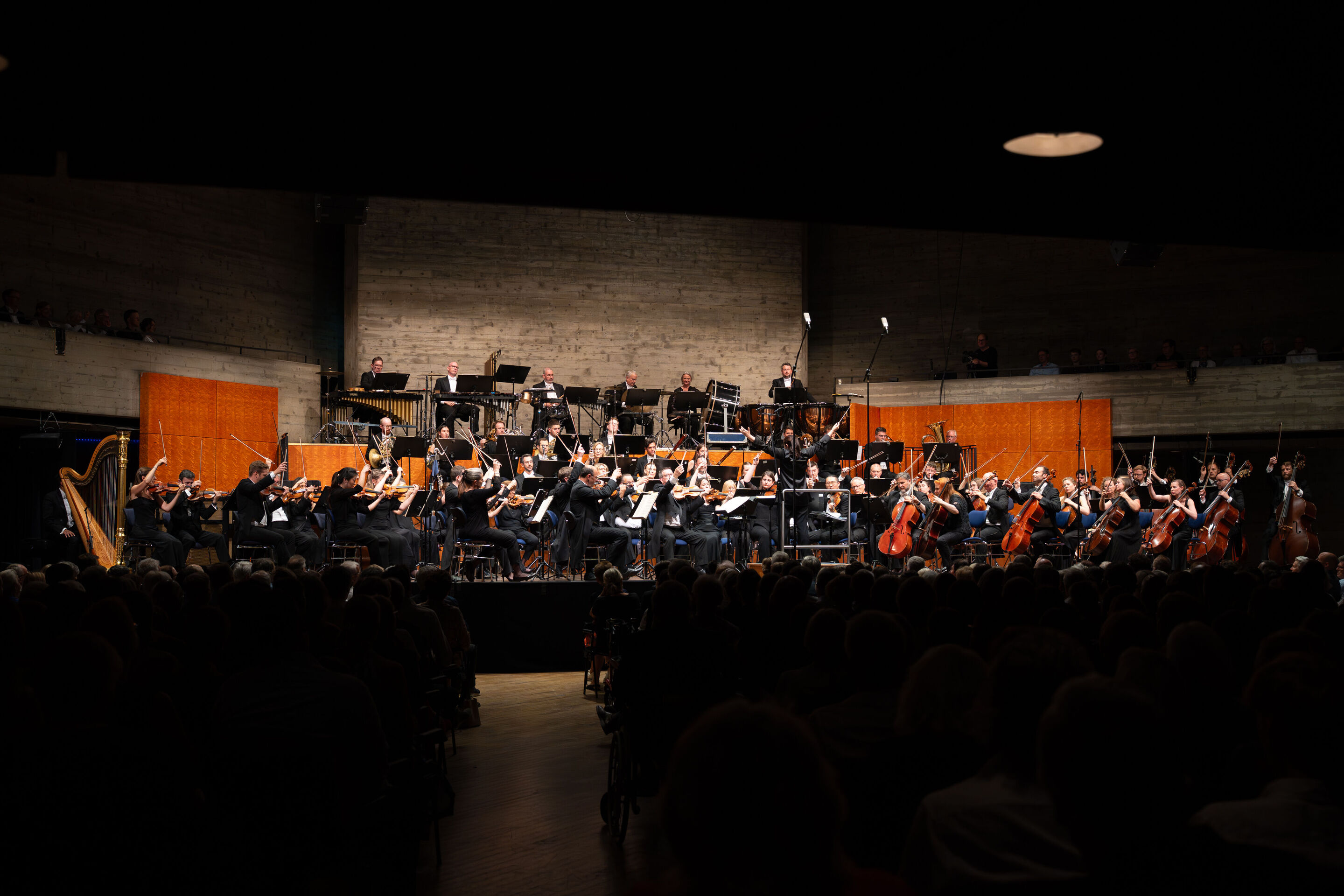 “Across the Stars”: Movie music with global star Anne-Sophie Mutter and the Royal Philharmonic Orchestra - From a bird's-eye view on the left, the Royal Philharmonic Orchestra can be seen on the stage of the Festival Hall Ingolstadt, conducted by Lina...