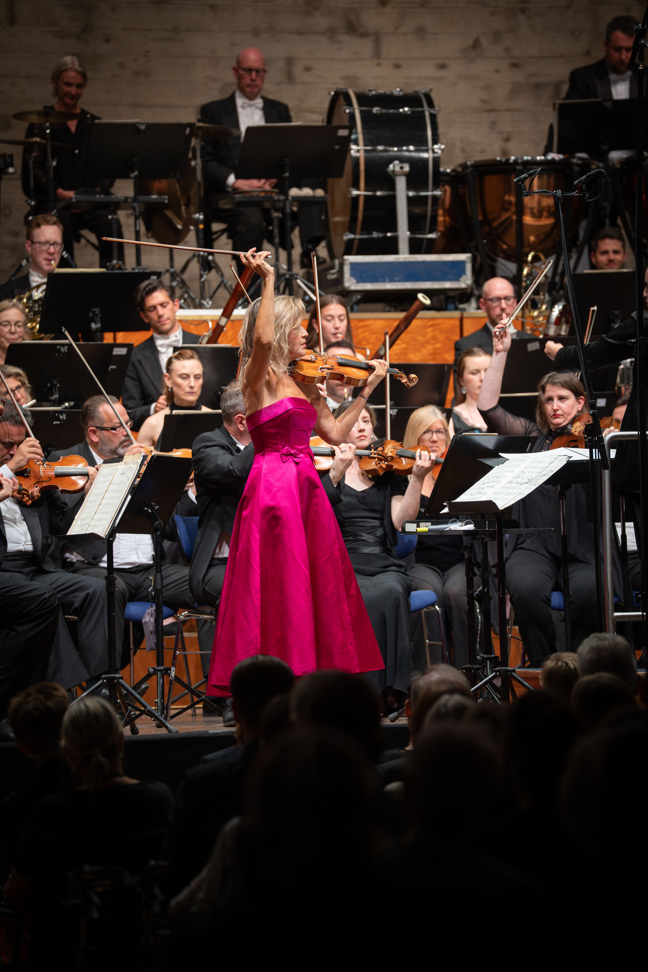 “Across the Stars”: Movie music with global star Anne-Sophie Mutter and the Royal Philharmonic Orchestra - On the stage of the Festival Hall Ingolstadt, star violinist Anne-Sophie Mutter stands in the center with her violin, with musicians of the Royal...