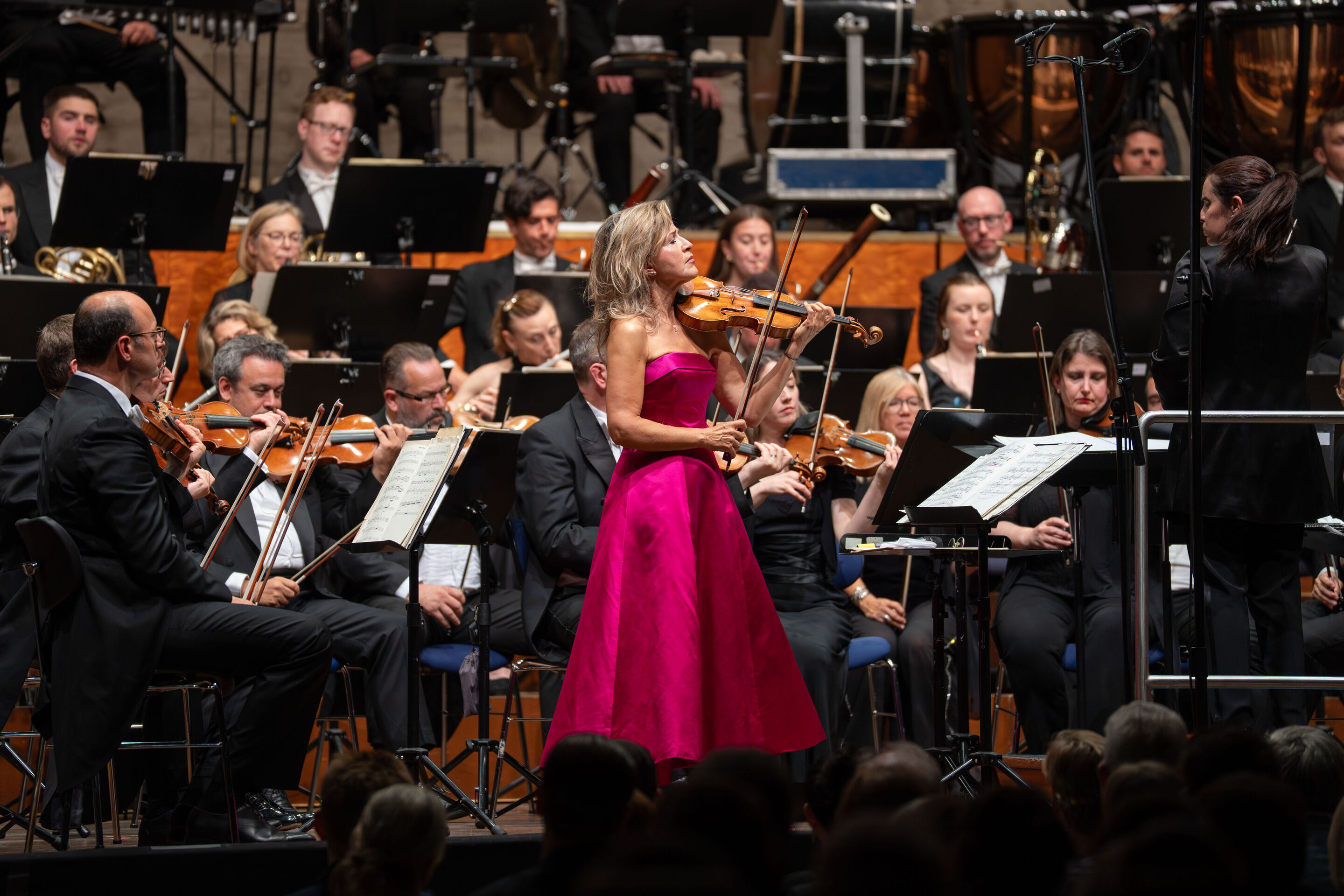 „Across the Stars“: Filmmusik mit Weltstar Anne-Sophie Mutter und dem Royal Philharmonic Orchestra - Weltstar Anne-Sophie Mutter spielt auf der Bühne des Festsaals Ingolstadt auf ihre Violine. Rechts von ihr ist Dirigentin Lina González-Granados zu sehen,...