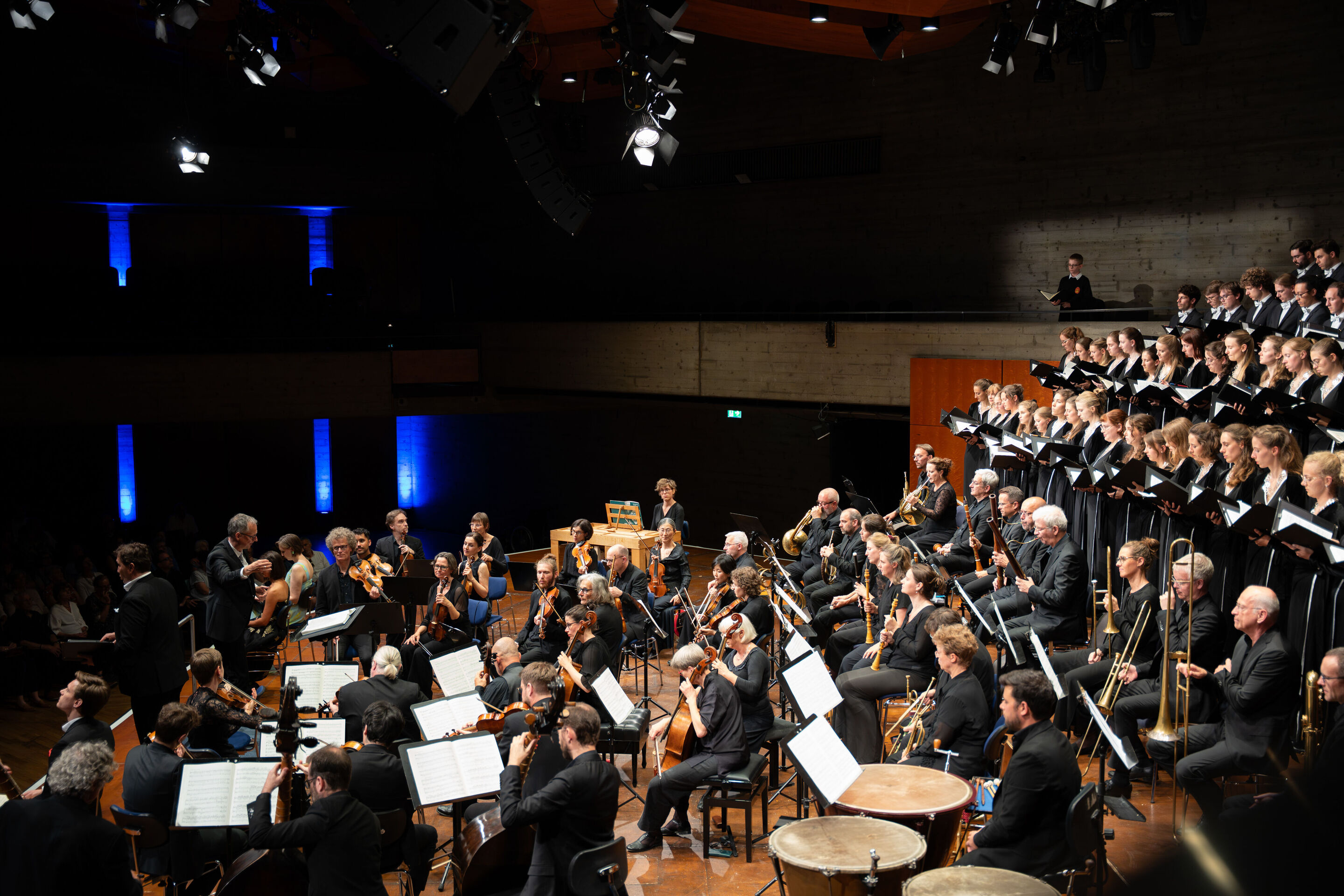 Mendelssohns „Elias“ mit der Audi Jugendchorakademie - Auf der Bühne des Festsaals Ingolstadt dirigiert Martin Steidler links im Bild die Akademie für Alte Musik Berlin und die Audi Jugendchorakademie dahinter.