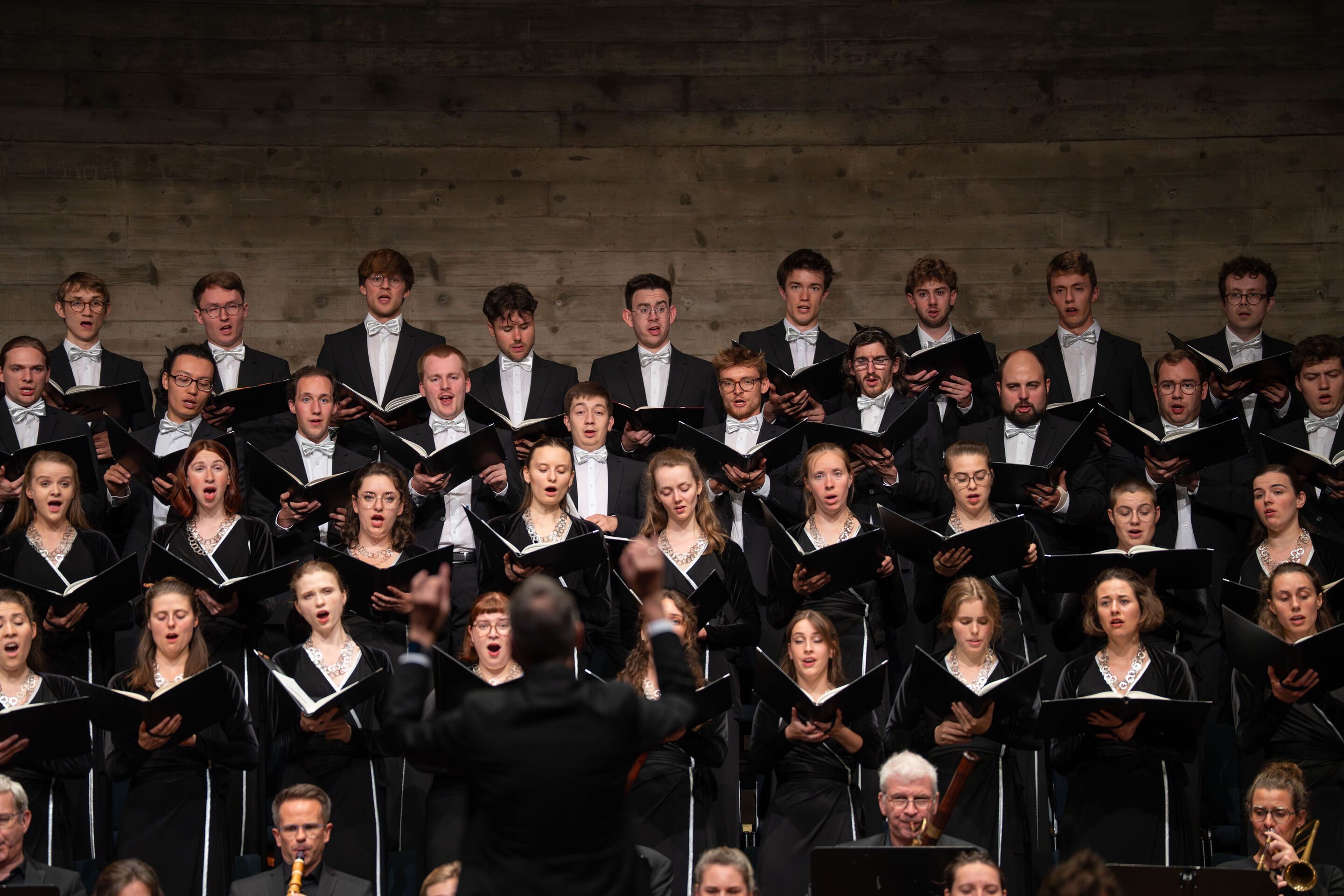 Mendelssohns „Elias“ mit der Audi Jugendchorakademie - Im Vordergrund dirigiert Martin Steidler die Sängerinnen und Sänger der Audi Chorakademie.