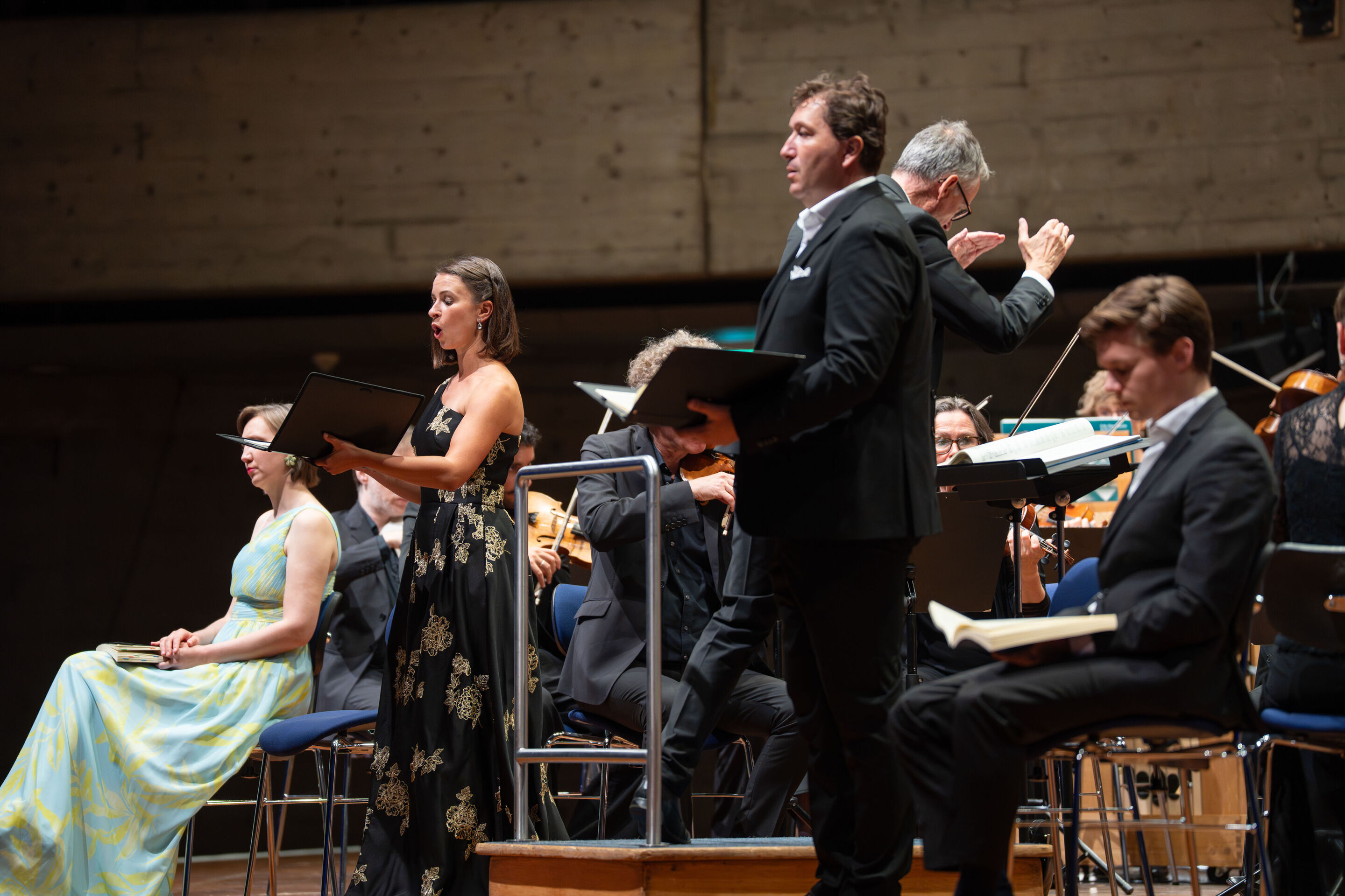 Mendelssohns „Elias“ mit der Audi Jugendchorakademie - Auf der Bühne im Festsaal Ingolstadt singt links Sopranistin Marie-Sophie Pollak. Rechts neben ihr steht Sänger Kresimir Stražanac, dahinter dirigiert Martin Steidler, und rechts sitzt Sänger Magnus...