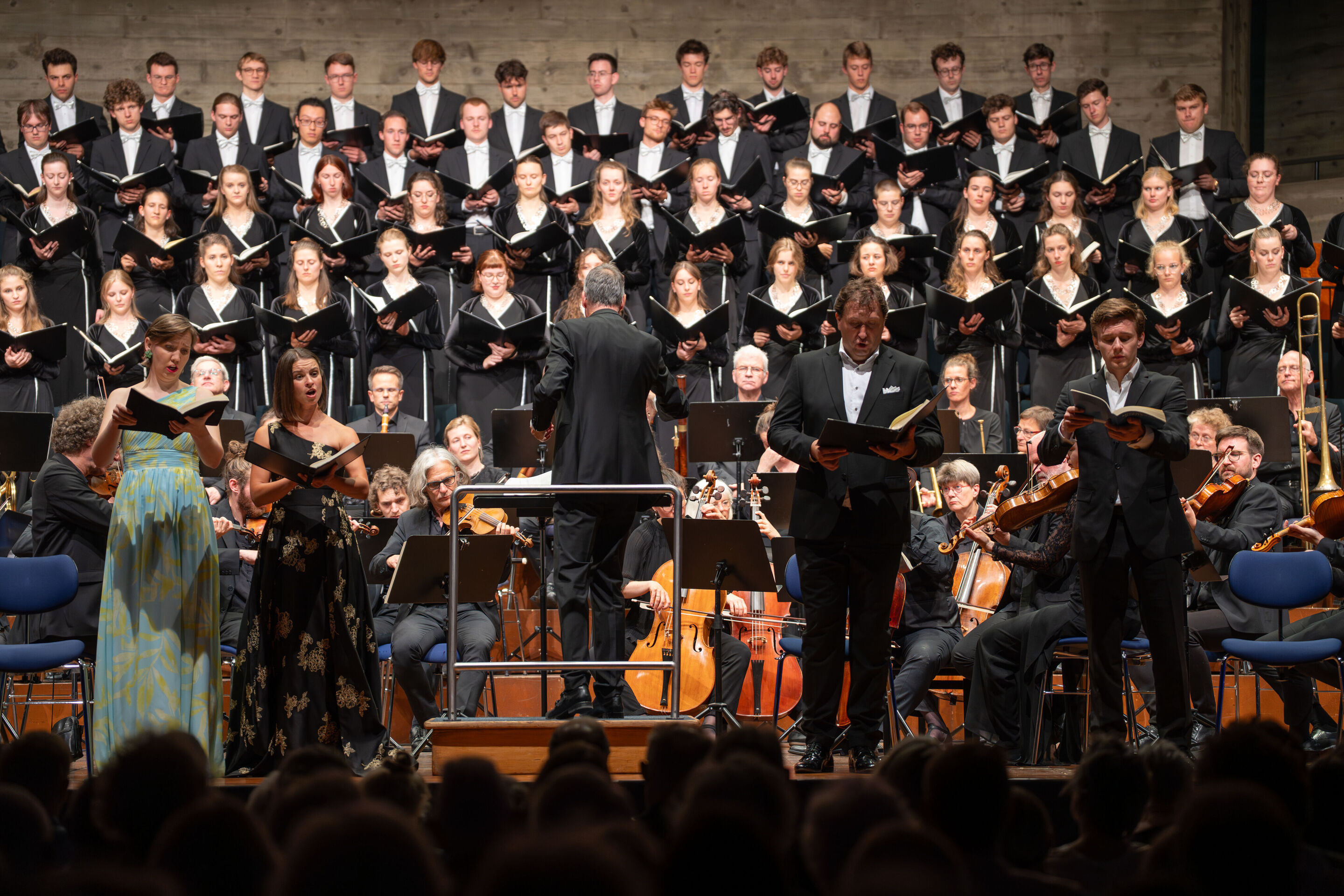 Mendelssohns „Elias“ mit der Audi Jugendchorakademie - Aus Sicht des Publikums stehen vorne links auf der Bühne im Festsaal Ingolstadt die Solistinnen Ulrike Malotta und Marie-Sophie Pollak. Rechts neben ihnen stehen die Solisten Magnus Dietrich und Kresimir...
