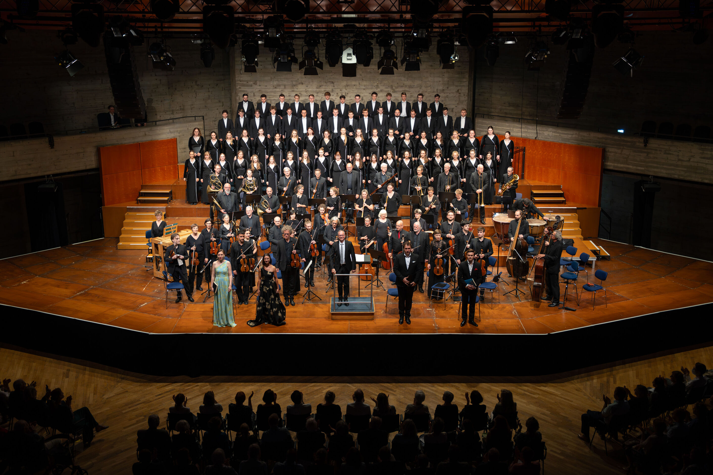 Mendelssohns „Elias“ mit der Audi Jugendchorakademie - Auf der Bühne des Festsaals Ingolstadt stehen aus Sicht des Publikums hinten die Mitglieder der Audi Jugendchorakademie, davor musiziert die Akademie für Alte Musik Berlin. Vorne in der Mitte dirigiert...