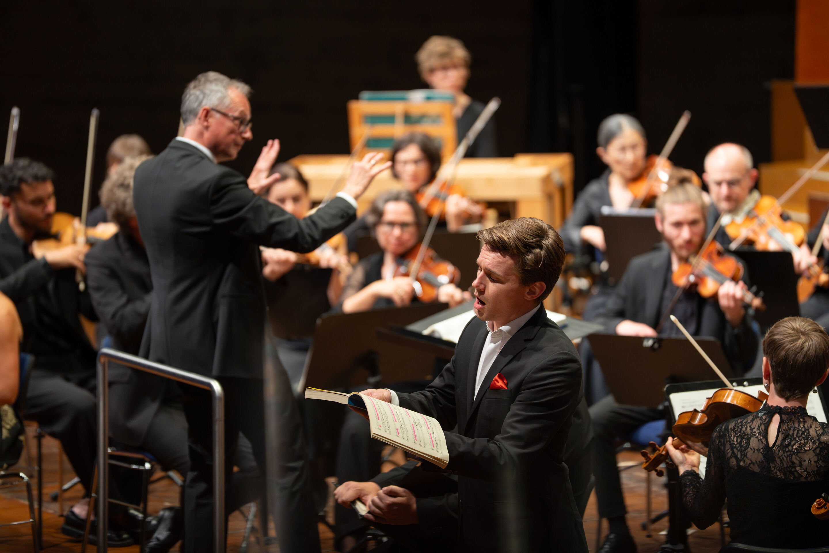 Mendelssohns „Elias“ mit der Audi Jugendchorakademie - Im Vordergrund singt Tenor Magnus Dietrich, dahinter dirigiert Martin Steidler die Akademie für Alte Musik Berlin.