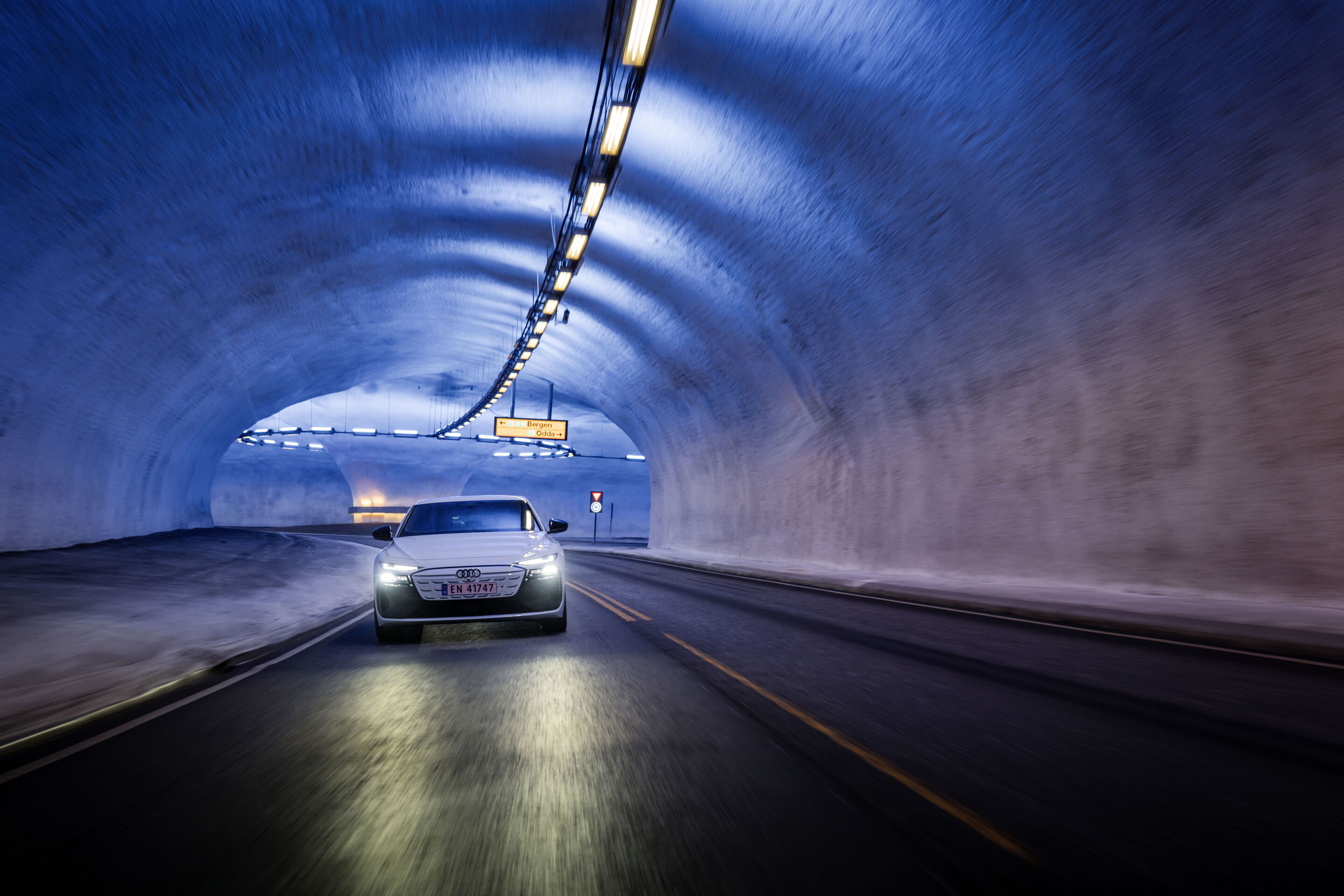 Strom aufwärts: Im Audi A6 e-tron von Kopenhagen nach Bergen - Ein Audi A6 Sportback e-tron in Gletscherweiß Metallic fährt durch den mehr als sieben Kilometer langen Vallaviktunnel in Norwegen.