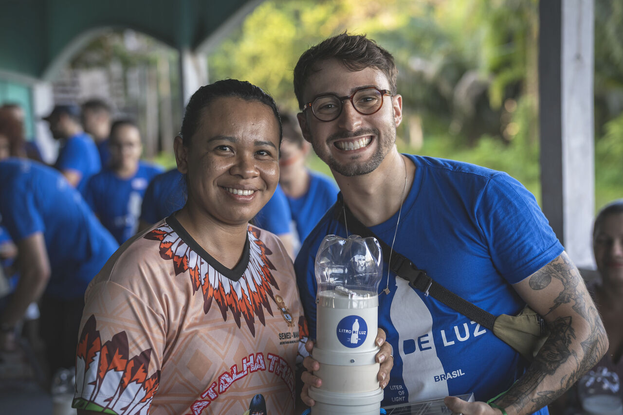 Solar lamps for Amazon communities without electricity: Audi and Litro de Luz continue partnership