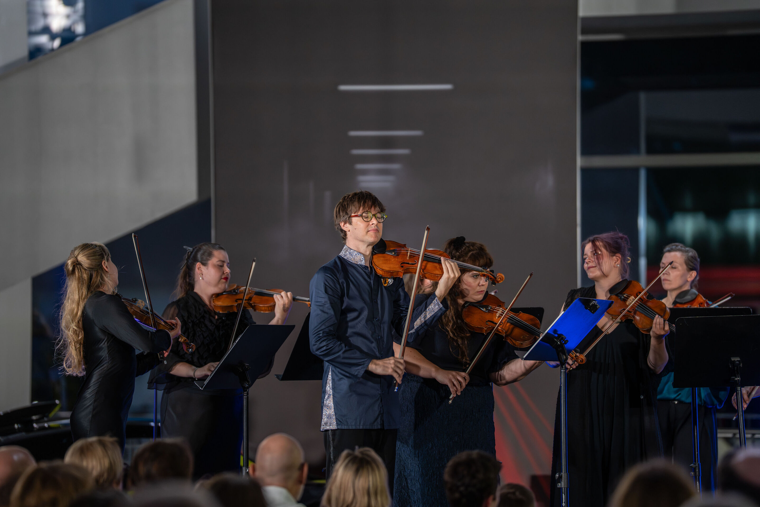 “Crossing over the Atlantic”: from Britten to Nirvana with the O/Modernt chamber orchestra - Part of the musicians of the O/Modernt Chamber Orchestra are seen on the stage of the Audi museum mobile.
