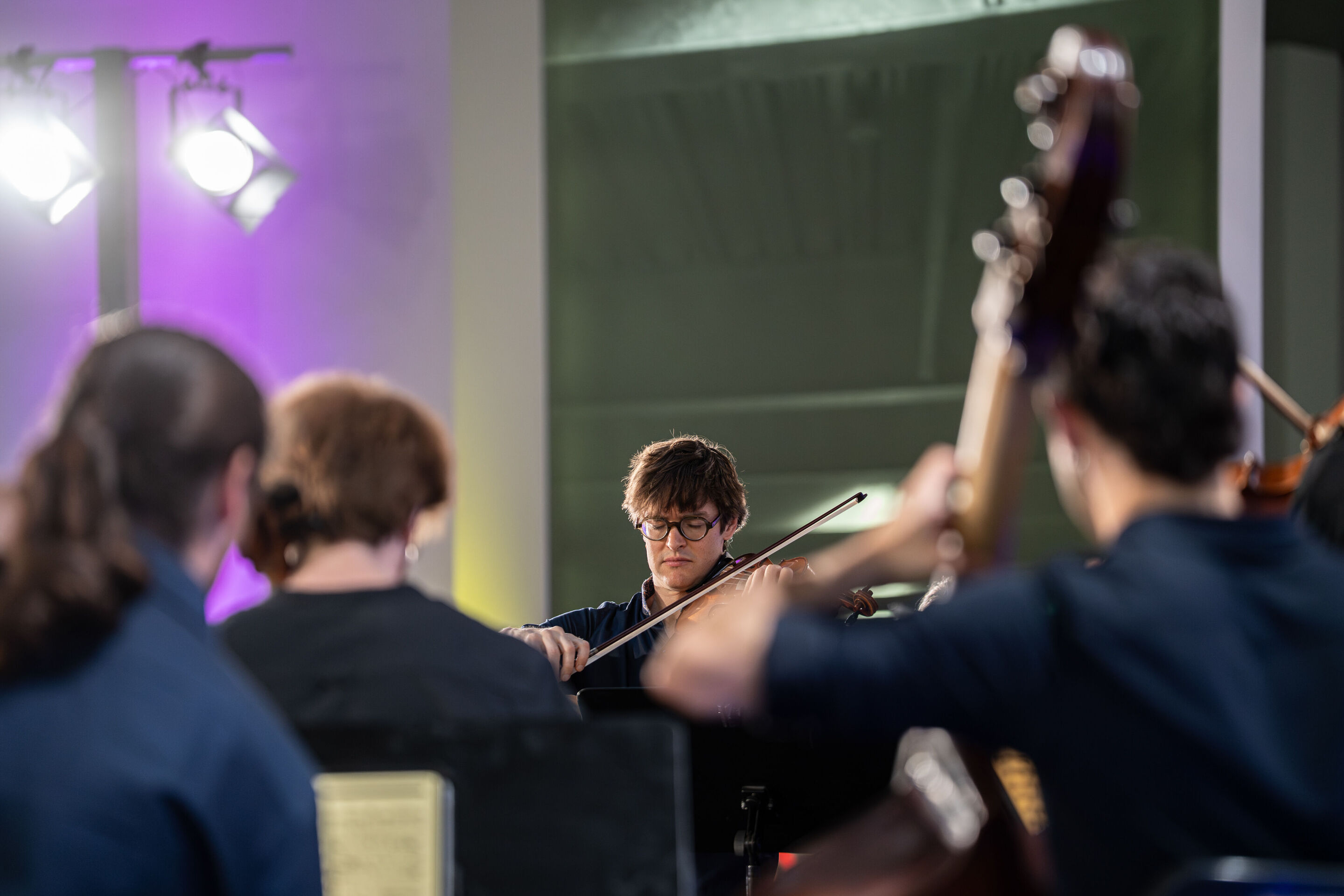 “Crossing over the Atlantic”: from Britten to Nirvana with the O/Modernt chamber orchestra - From the perspective of one of the O/Modernt Chamber Orchestra members, the view falls on one of the fellow violinists.