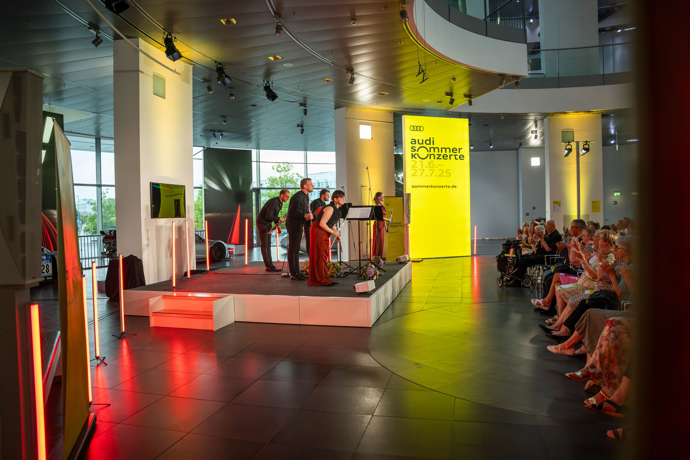 Alinde Quintet – ARD-Musikwettbewerb Preisträger - Das Alinde Quintet verbeugt sich auf der der Bühne im Audi museum mobile.