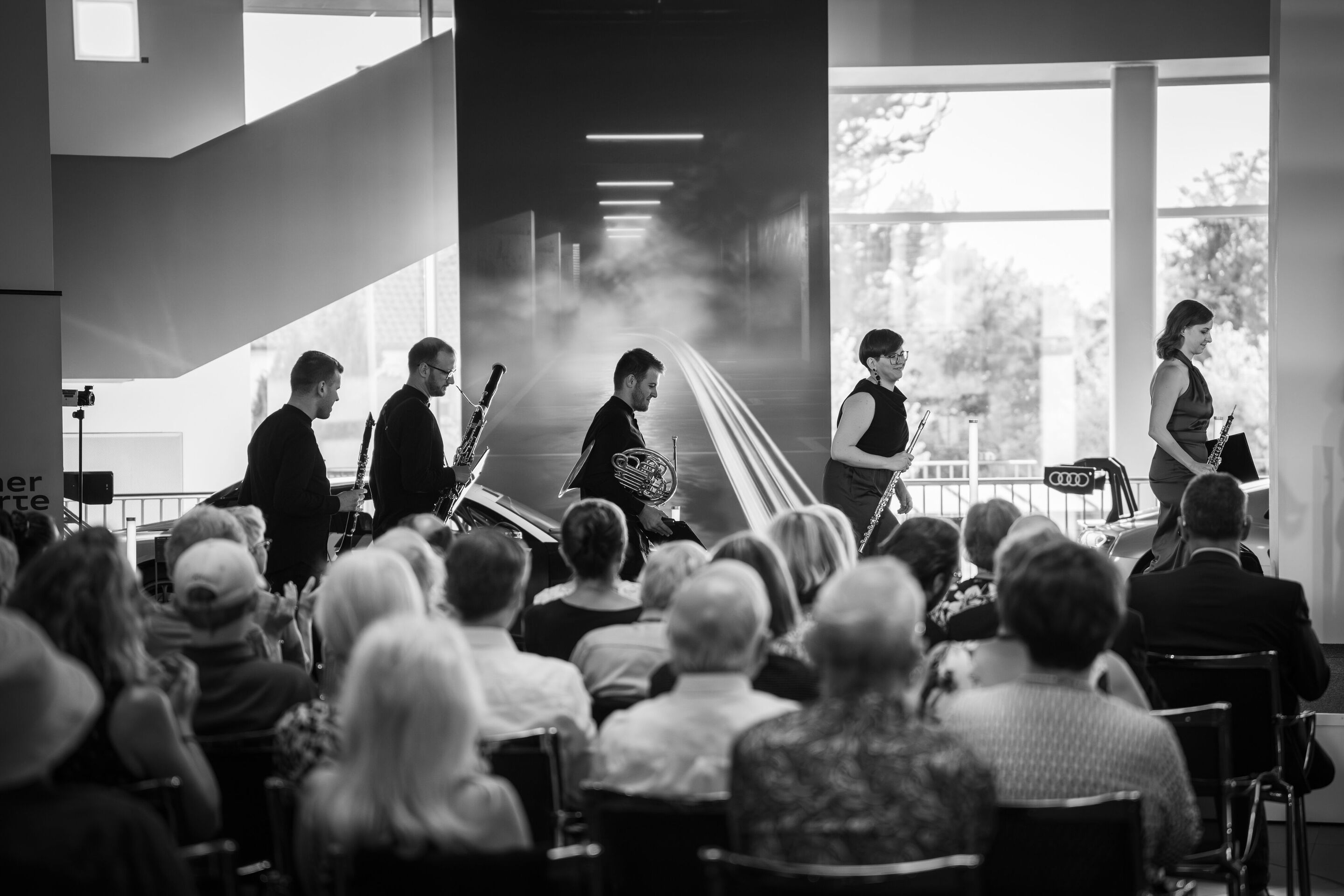 Alinde Quintet – ARD-Musikwettbewerb Preisträger - Aus Sicht des Publikums betreten die Mitglieder des Alinde Quintet von links die Bühne im Audi museum mobile.