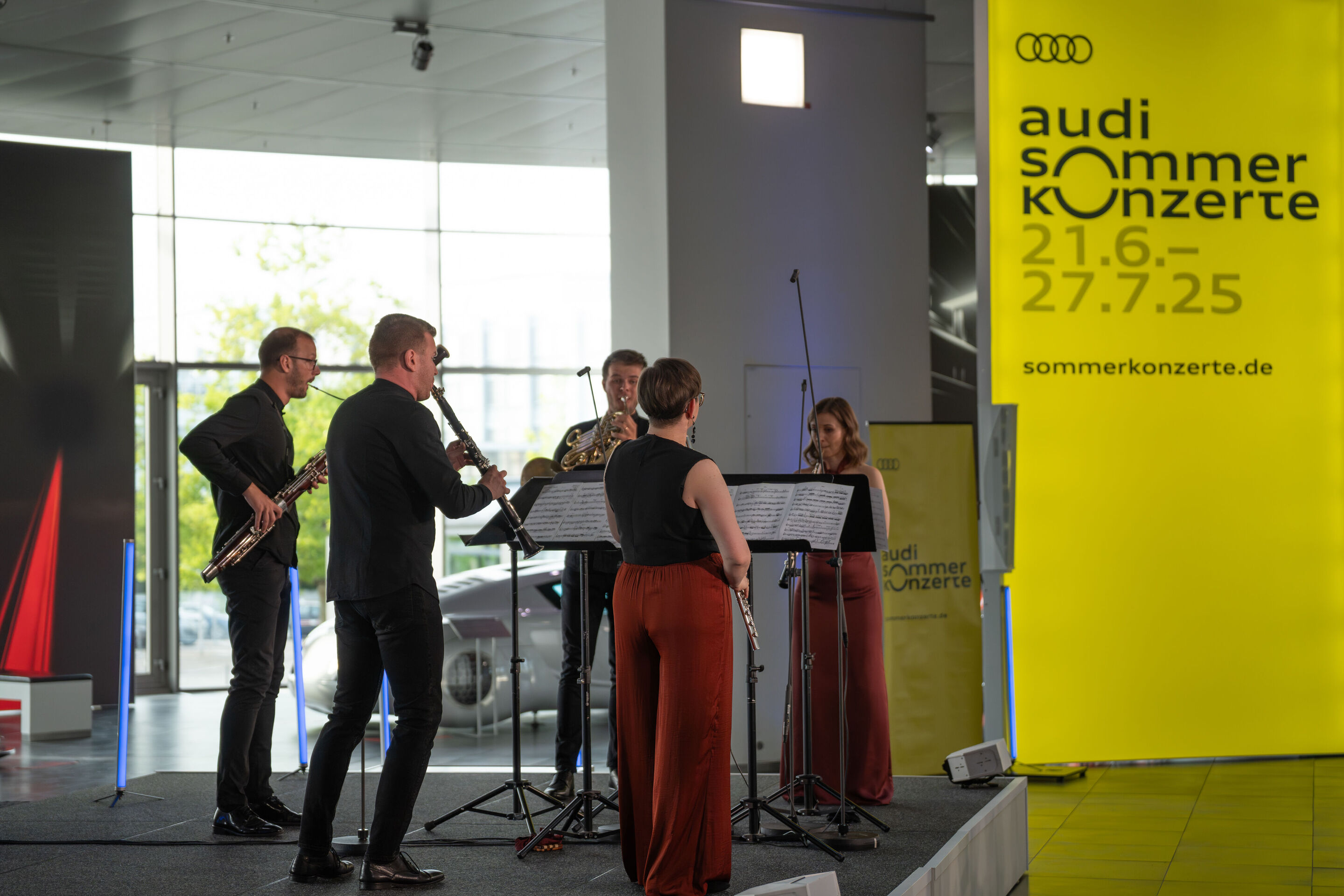 Alinde Quintet – ARD-Musikwettbewerb Preisträger - Auf der Bühne im Audi museum mobile musiziert das Alinde Quintet, ein Audi Sommerkonzerte Banner ist rechts davon zu sehen.