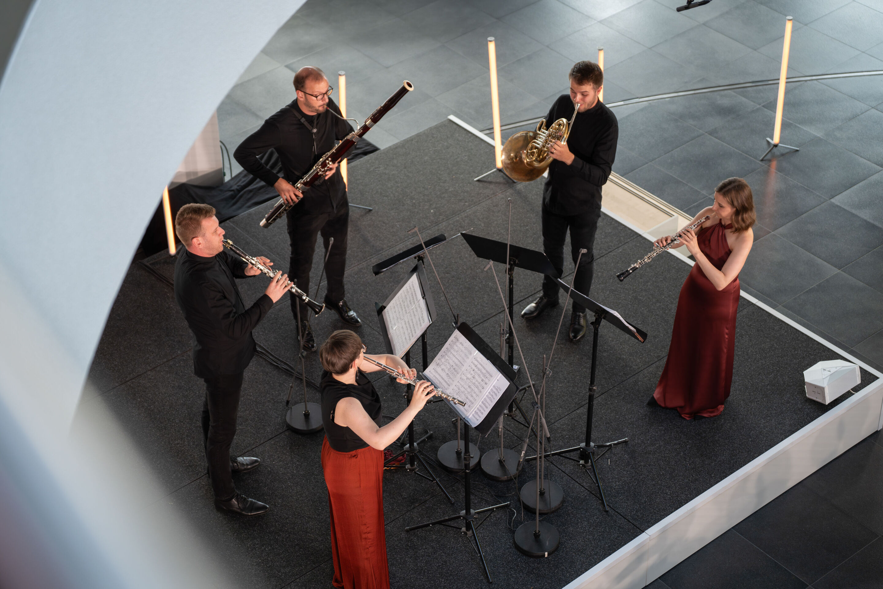 Alinde Quintet – ARD-Musikwettbewerb Preisträger - Von oben: die Musizierenden des Alinde Quintets auf der Bühne im Audi museum mobile.